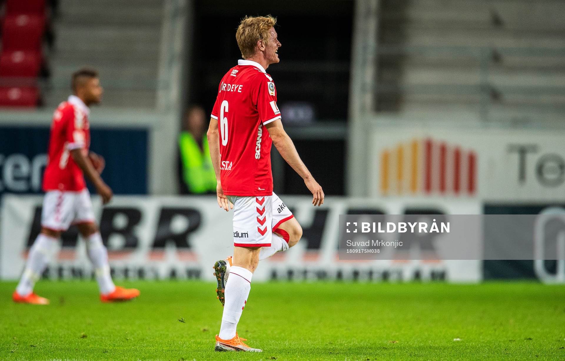 Kalmars Rasmus Elm fick känningar i baksidan av låret och bytter ut mot Hiago Ramiro under fotbollsmatchen i Allsvenskan mellan Kalmar och Dalkurd den 17 september 2018 i Kalmar.