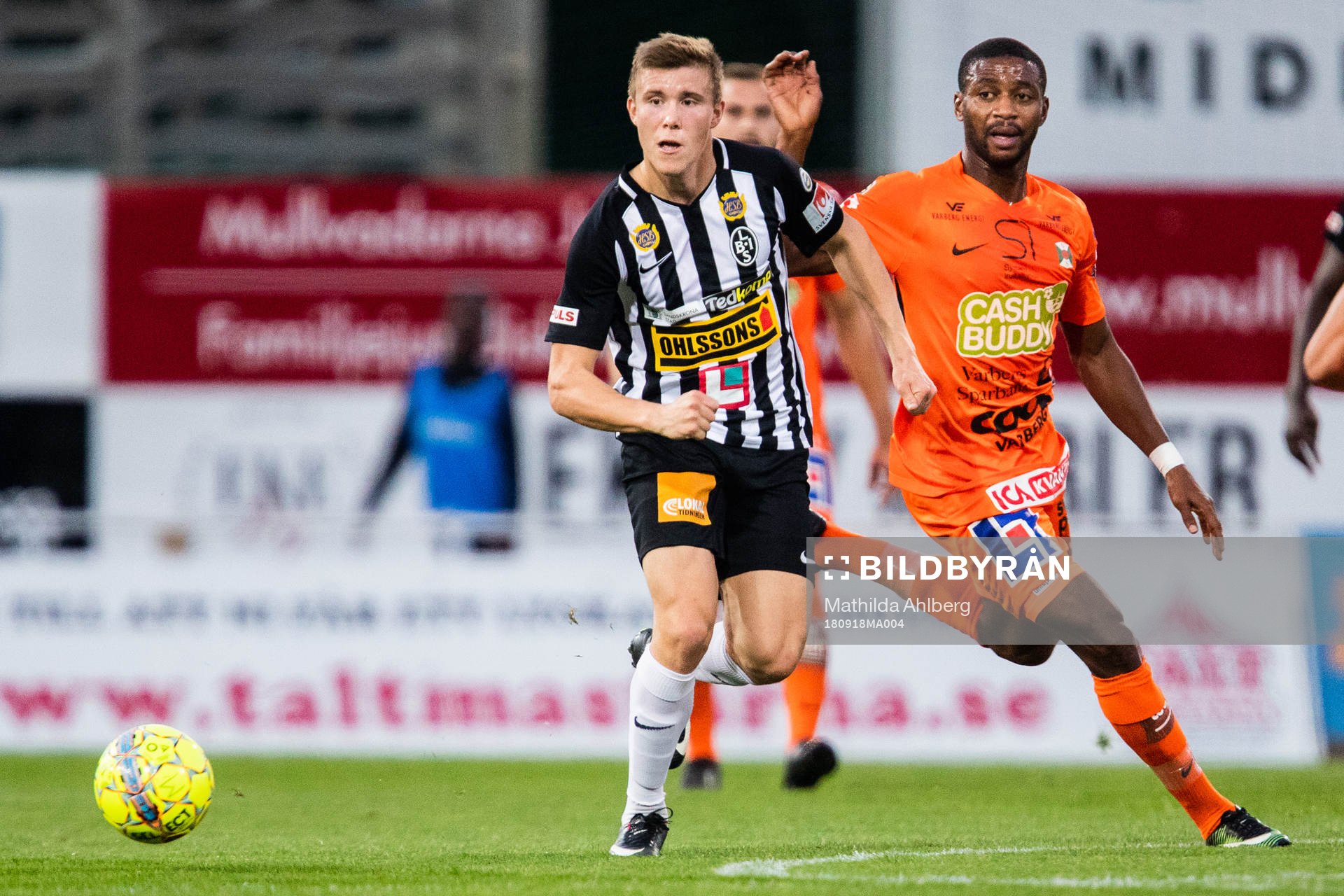 Landskronas Alfons Sampstedt och Varbergs Joel Palmquist under fotbollsmatchen i Superettan mellan Landskrona och Varberg den 18 september 2018 i Helsingborg.