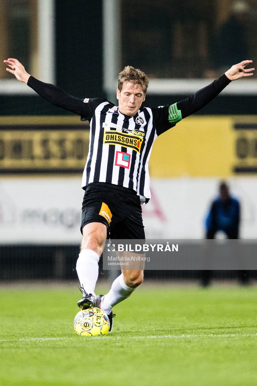 Landskronas Philip Andersson snavar på bollen