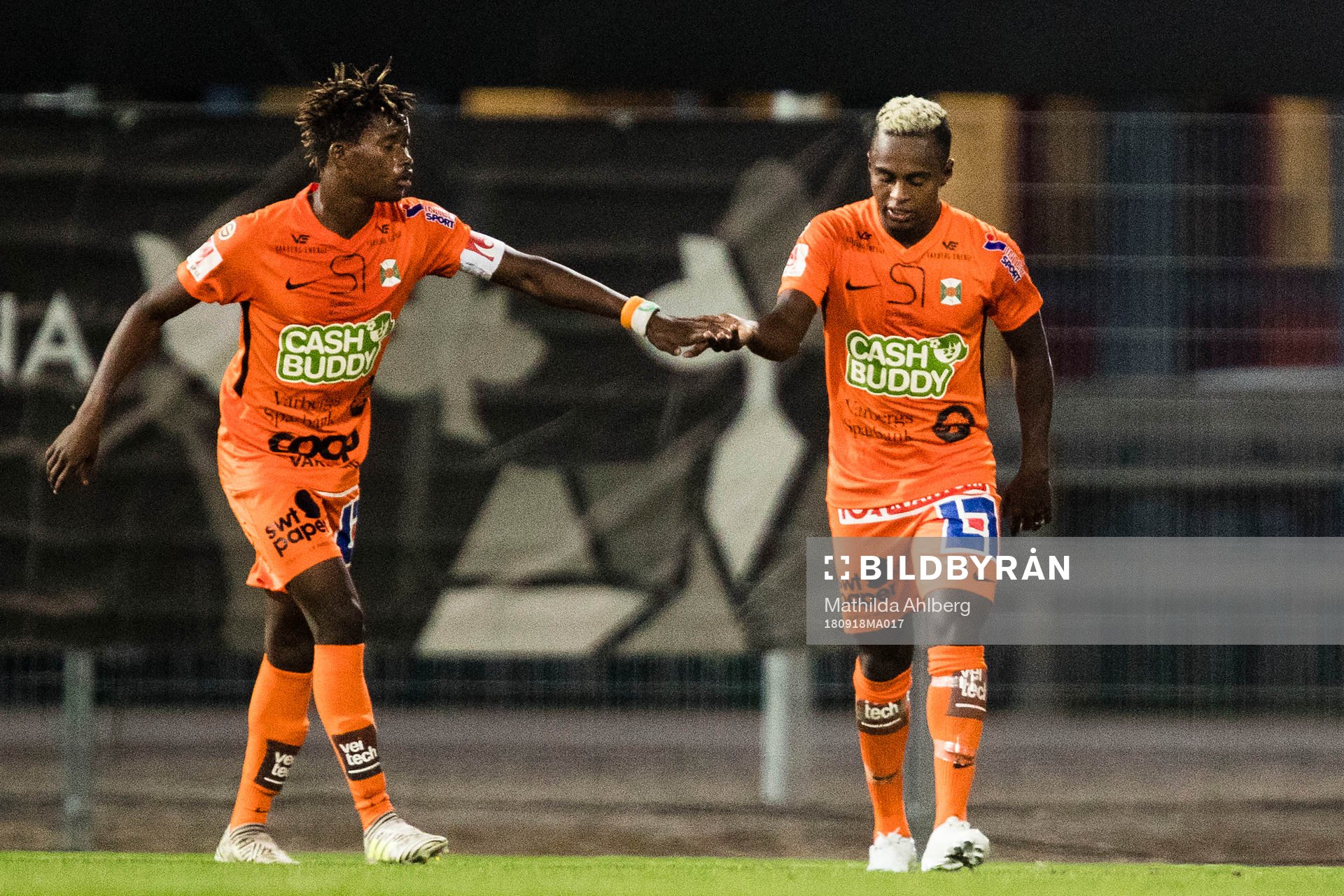 Varbergs Adama Fofana och Nahom Girmai Netabay jublar efter 0-1 under fotbollsmatchen i Superettan mellan Landskrona och Varberg den 18 september 2018 i Helsingborg.