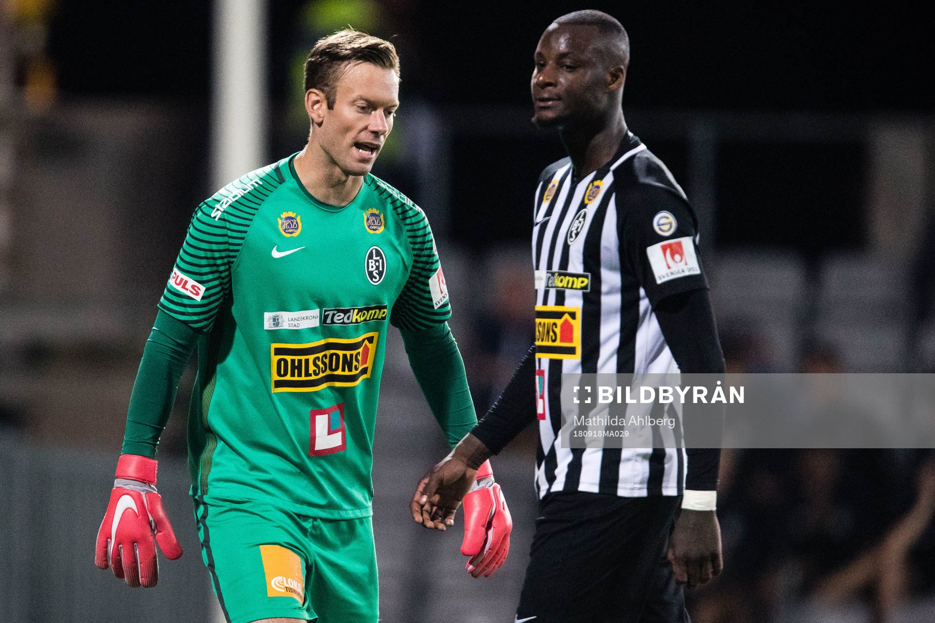 Landskronas målvakt Viktor Noring och Joe Sise deppar