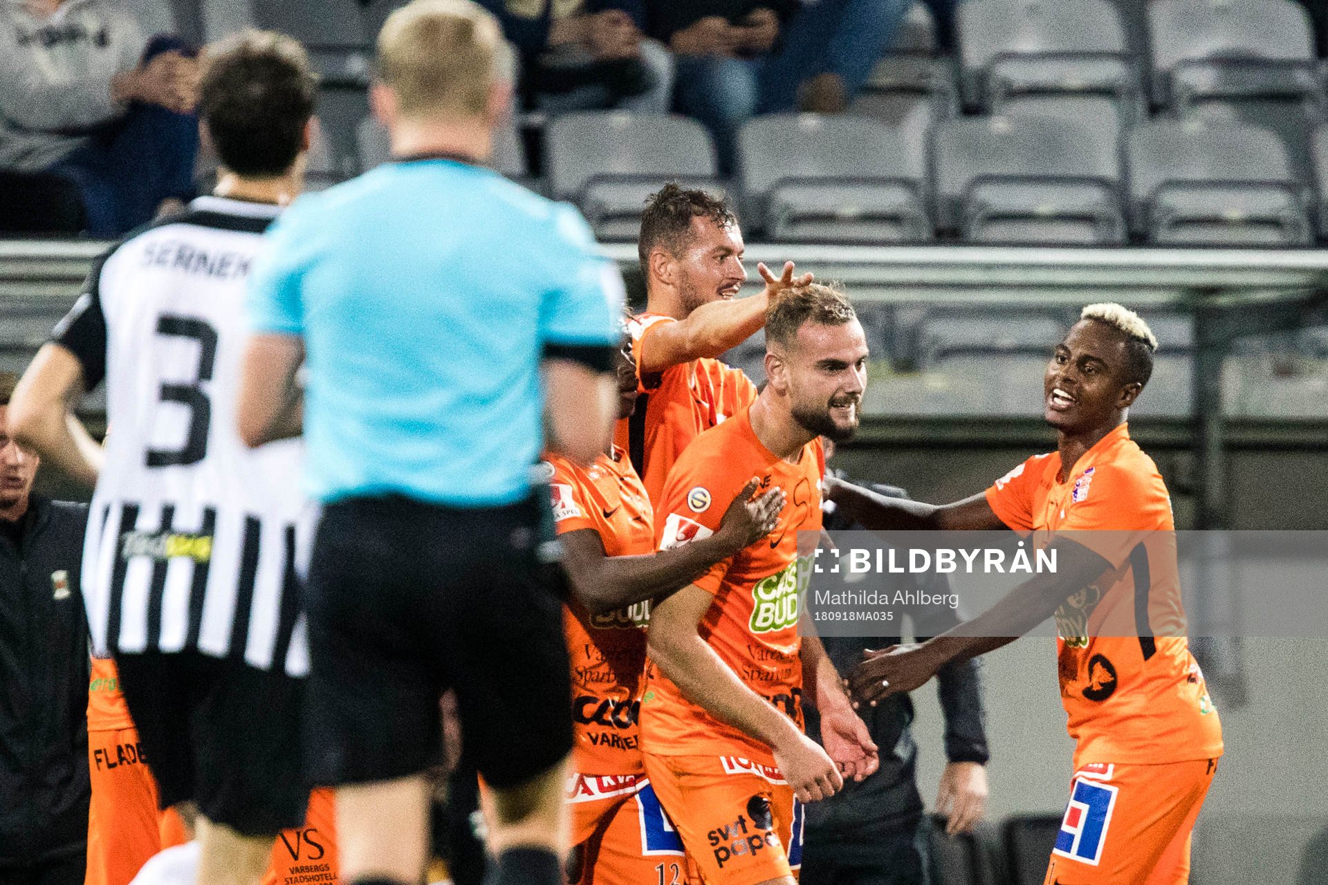 Varbergs spelare jublar efter 0-2 under fotbollsmatchen i Superettan mellan Landskrona och Varberg den 18 september 2018 i Helsingborg.