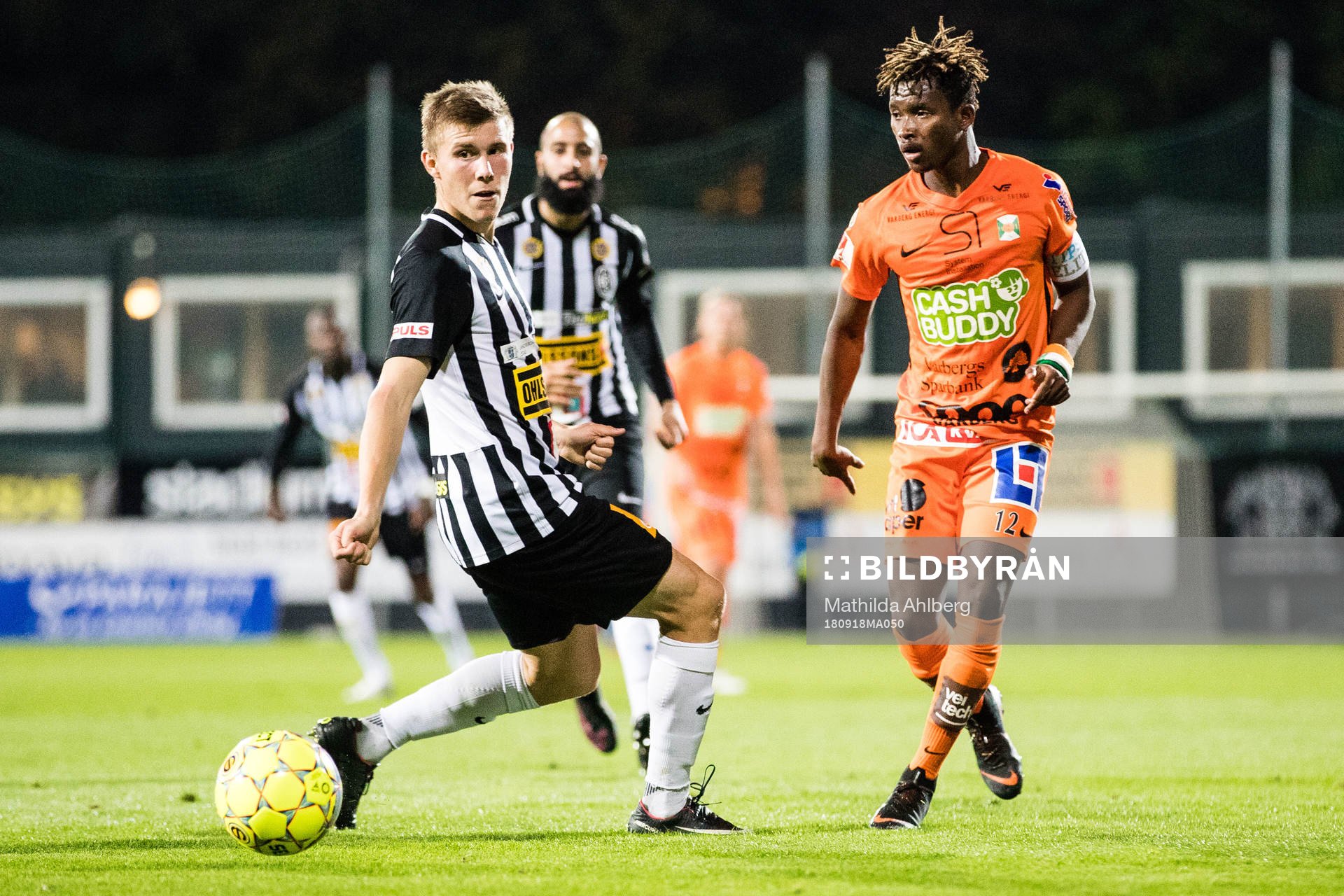 Landskronas Alfons Sampstedt och Varbergs Adama Fofana