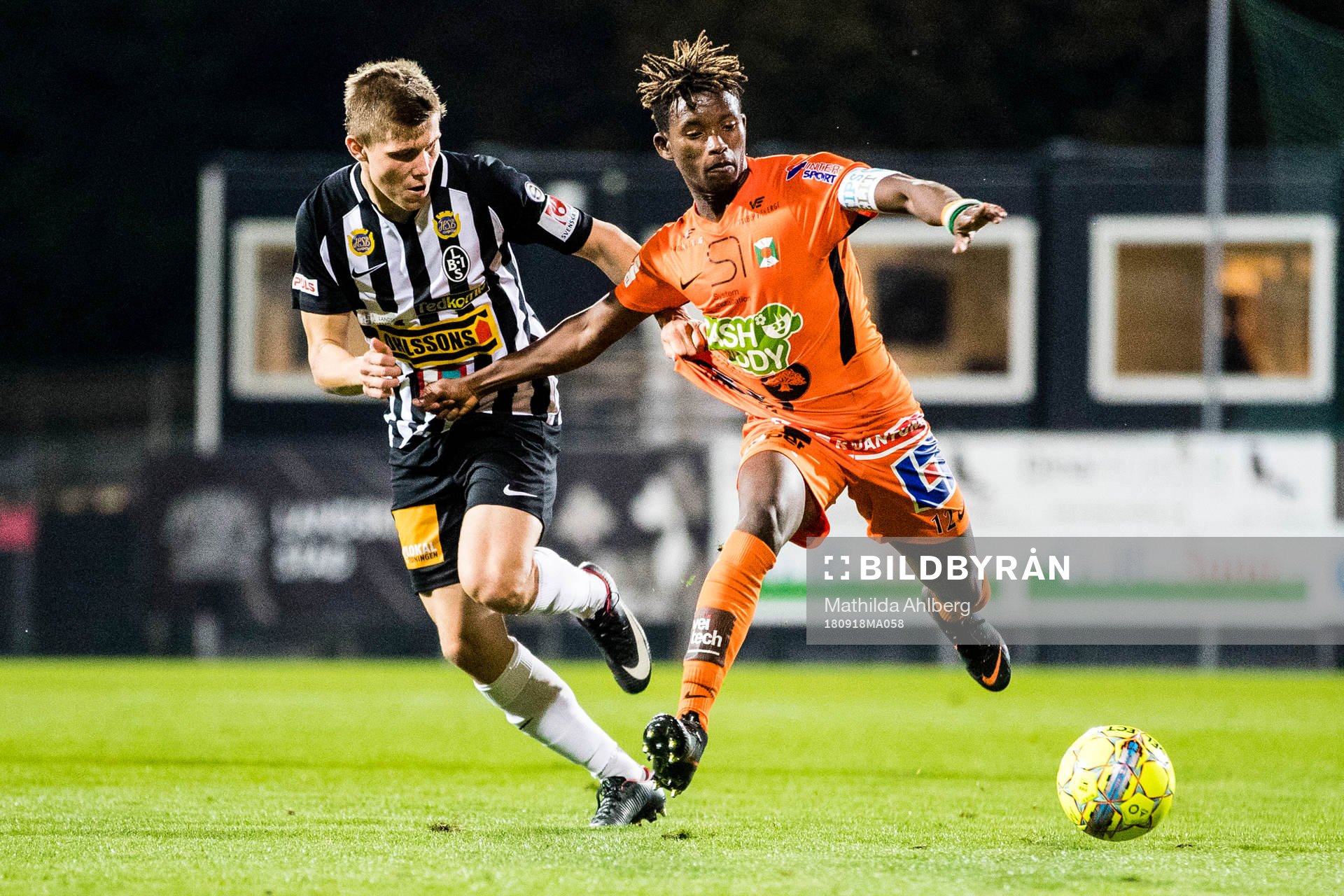 Landskronas Alfons Sampstedt och Varbergs Adama Fofana  under fotbollsmatchen i Superettan mellan Landskrona och Varberg den 18 september 2018 i Helsingborg. 