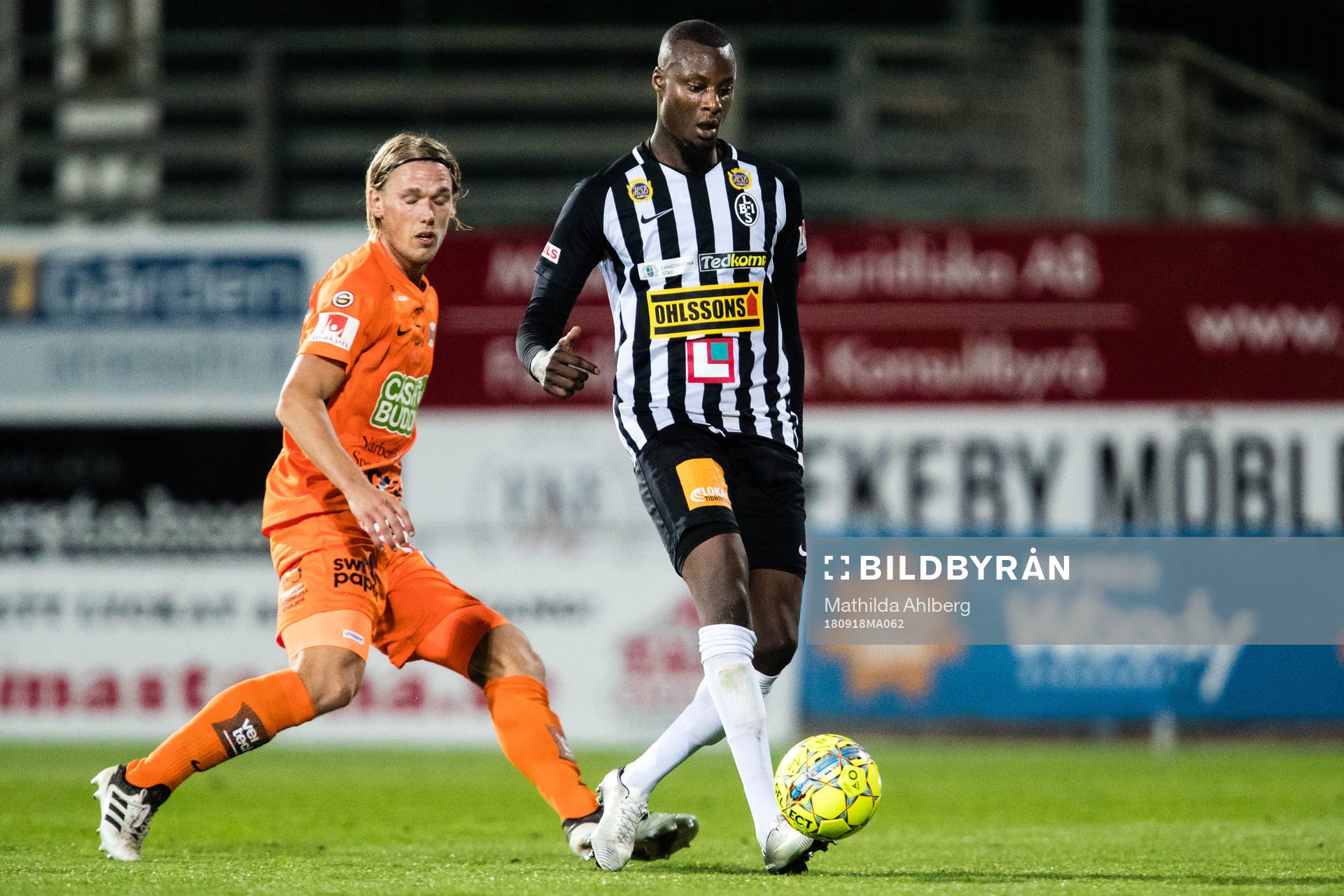 Varbergs Oliver Stanisic och Landskronas Joe Sise under fotbollsmatchen i Superettan mellan Landskrona och Varberg den 18 september 2018 i Helsingborg.