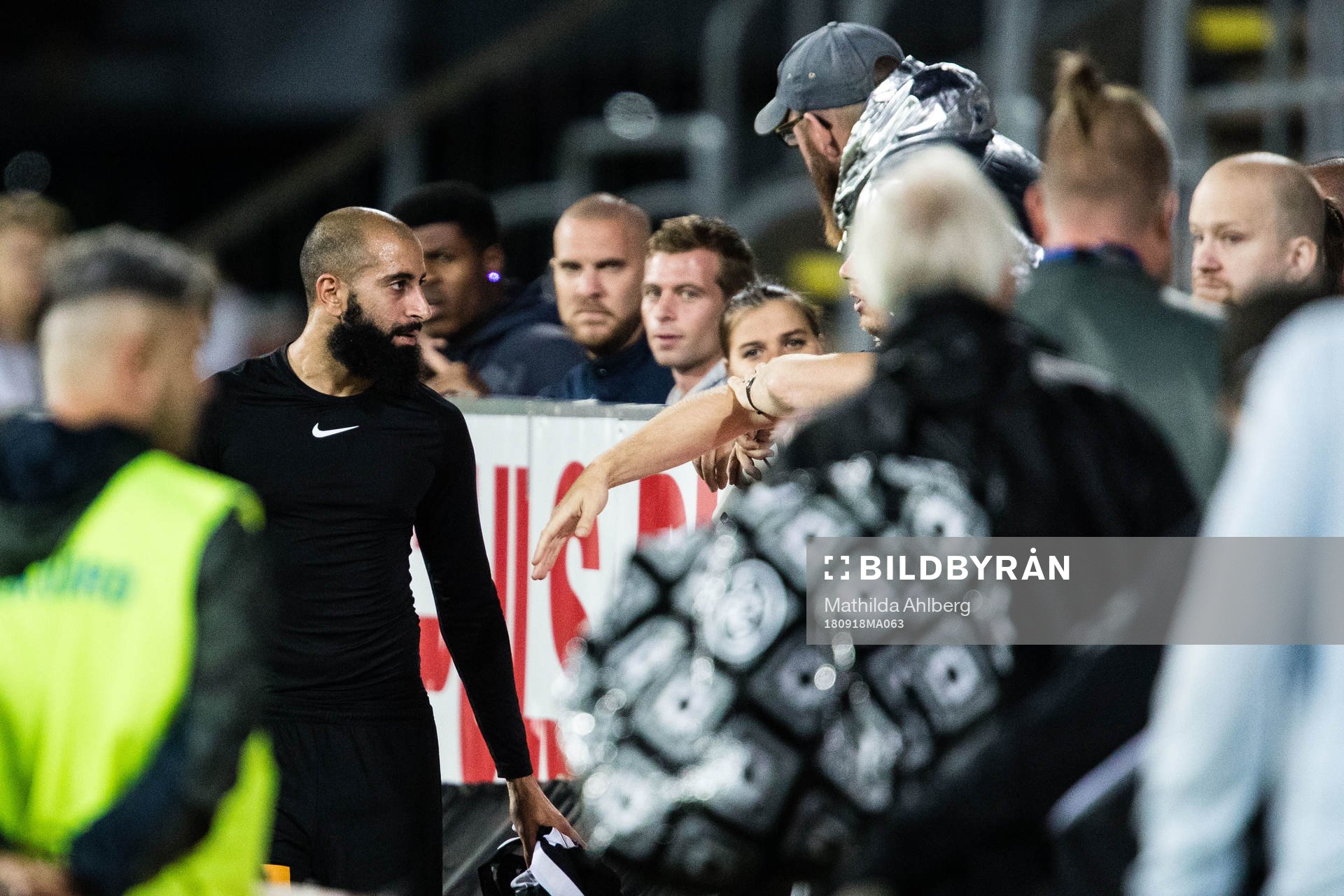 Landskronas Akram Mansour i diskussion med upprörda