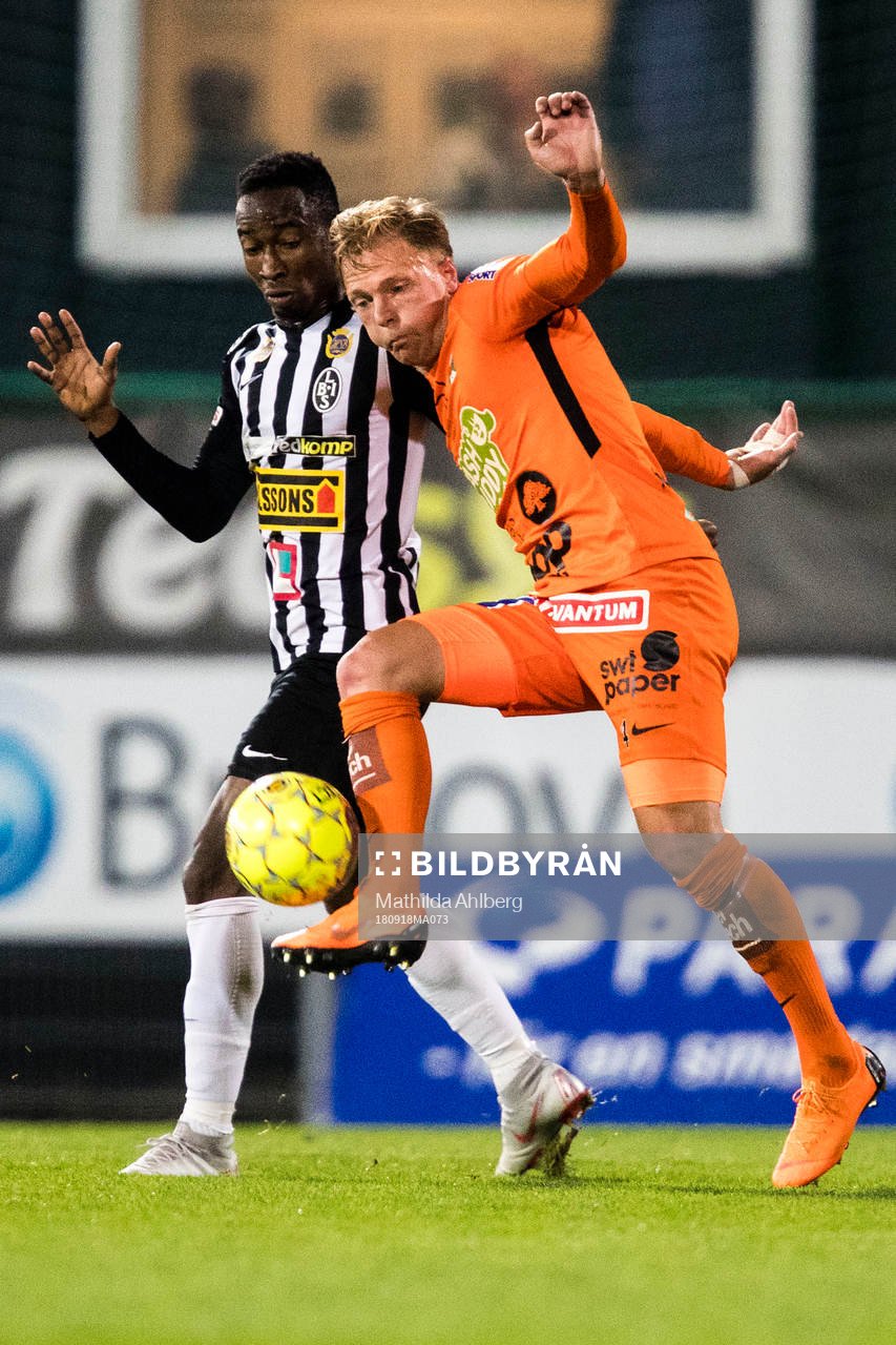 Landskronas Karim Sadat och Varbergs Jesper Modig under fotbollsmatchen i Superettan mellan Landskrona och Varberg den 18 september 2018 i Helsingborg.