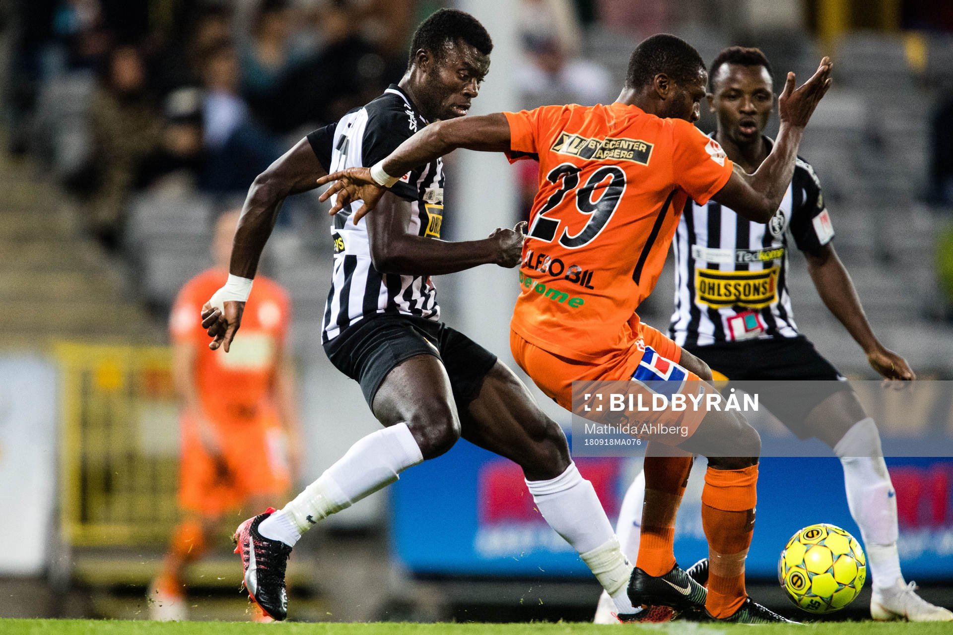 Landskronas Emmanuel Okine och Monday Samuel i duell med Varbergs Izuchukwu Emeh under fotbollsmatchen i Superettan mellan Landskrona och Varberg den 18 september 2018 i Helsingborg.