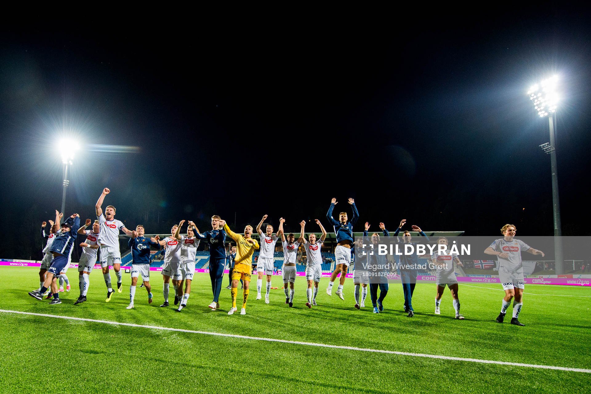 Axel Andresson, goalkeeper Amund Wichne and the players of