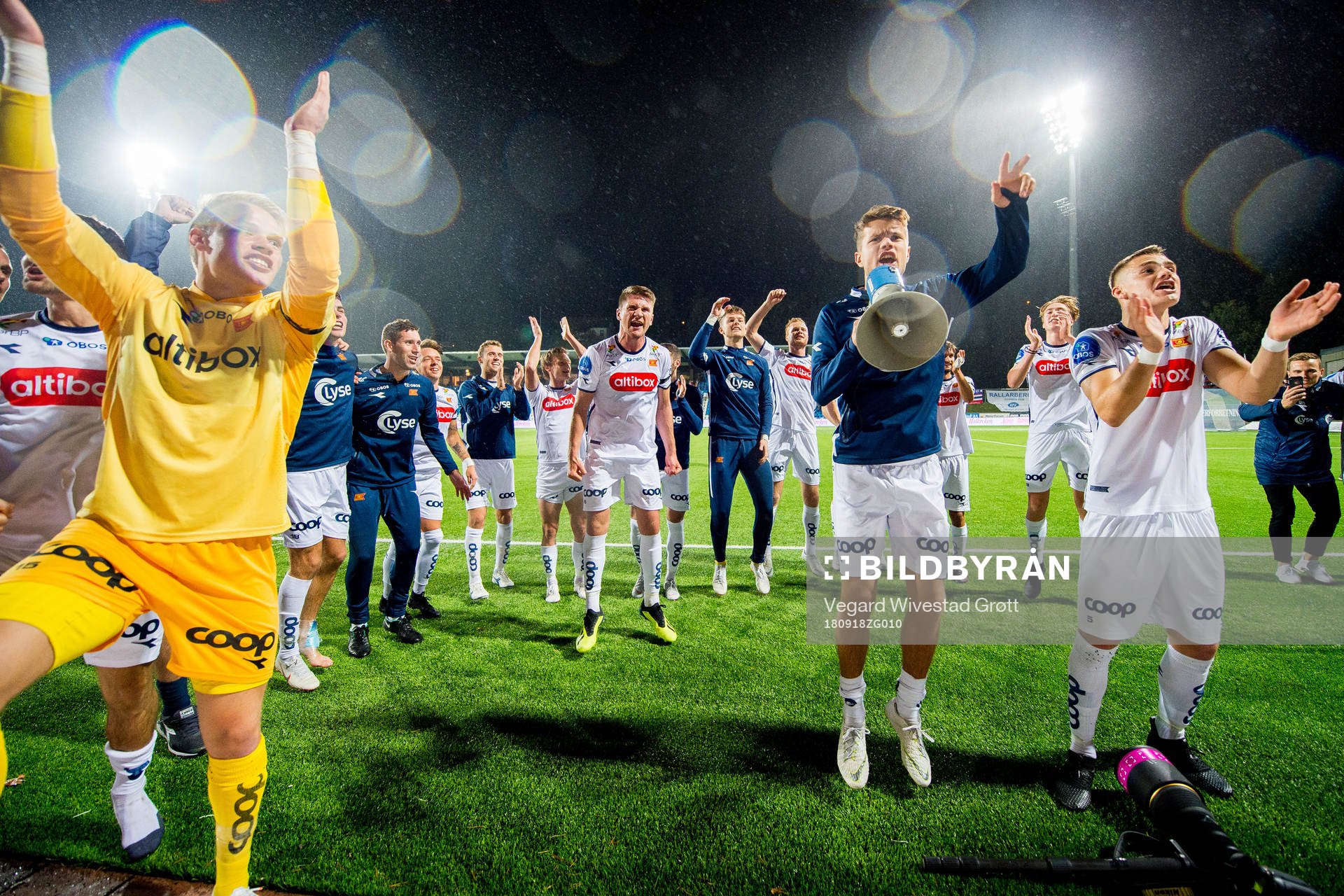 Axel Andresson, Tord Johnsen Salte, Markus Nakkim and the players of Viking celebrate the OBOS-ligaen match between Notodden and Viking on September 18, 2018 in Notodden.