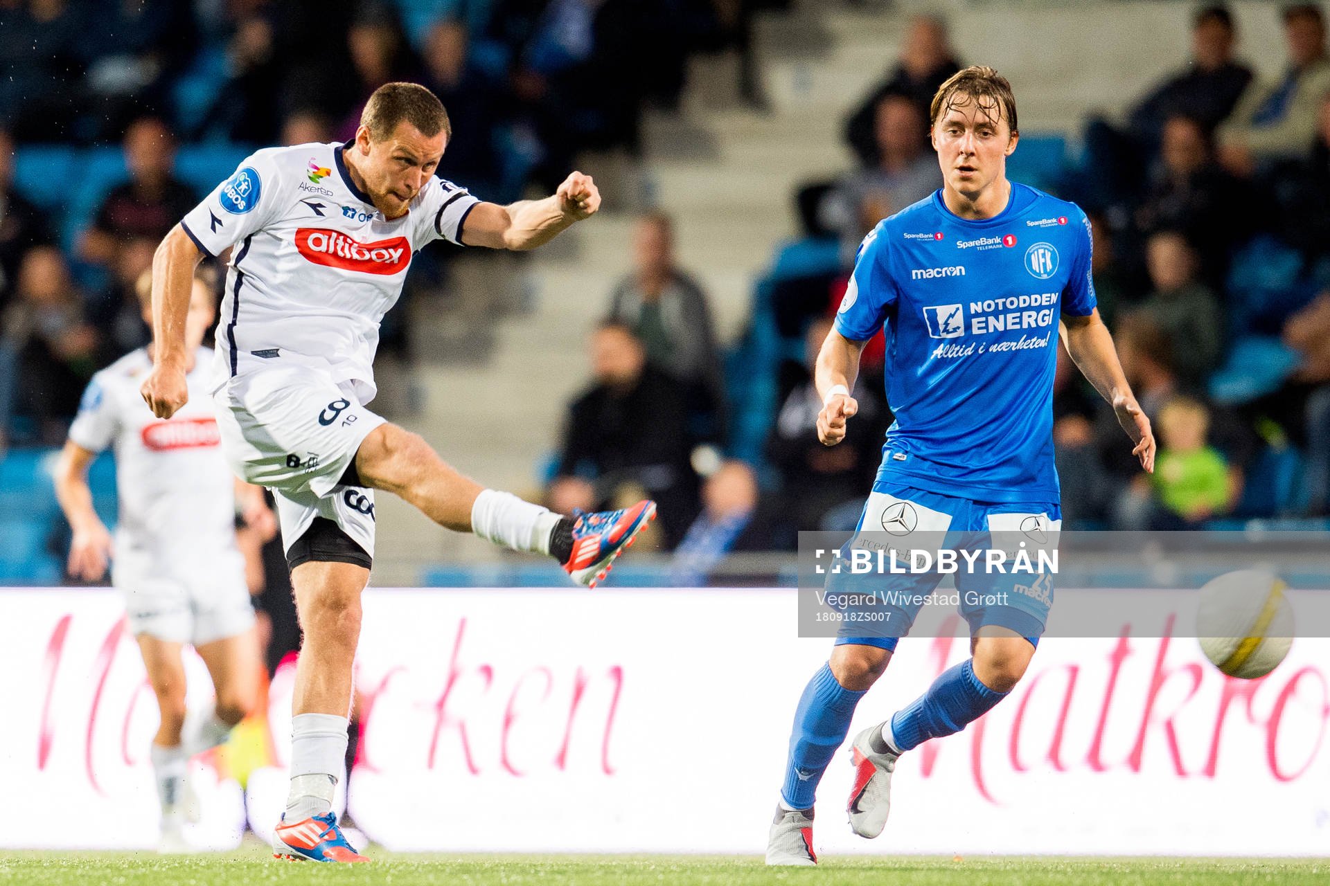Tommy Høiland of Viking and Mathias Gjerstrøm of Notodden