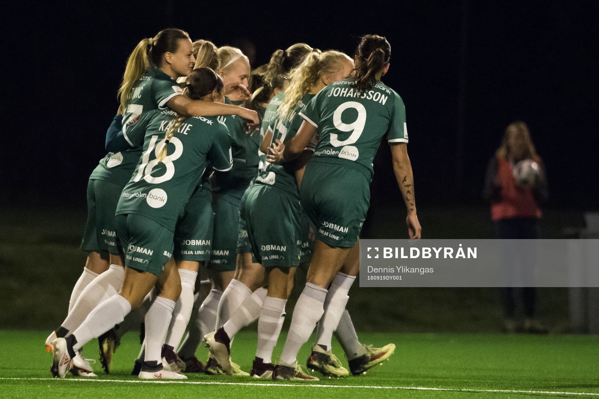 Hammarbys Frida Sjöberg jublar med lagkamrater