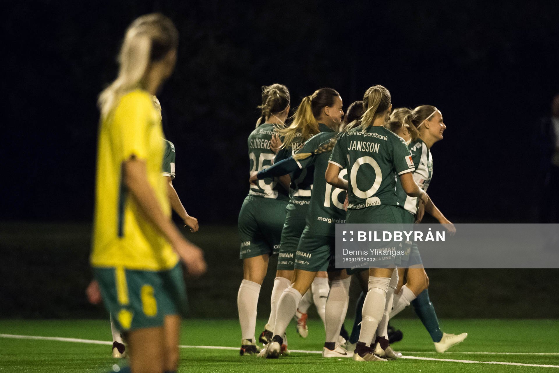 Hammarbys Frida Sjöberg jublar med lagkamrater efter sitt 1-0 mål under fotbollsmatchen i Svenska Cupen mellan Bollstanäs och Hammarby den 19 september 2018 i Stockholm.