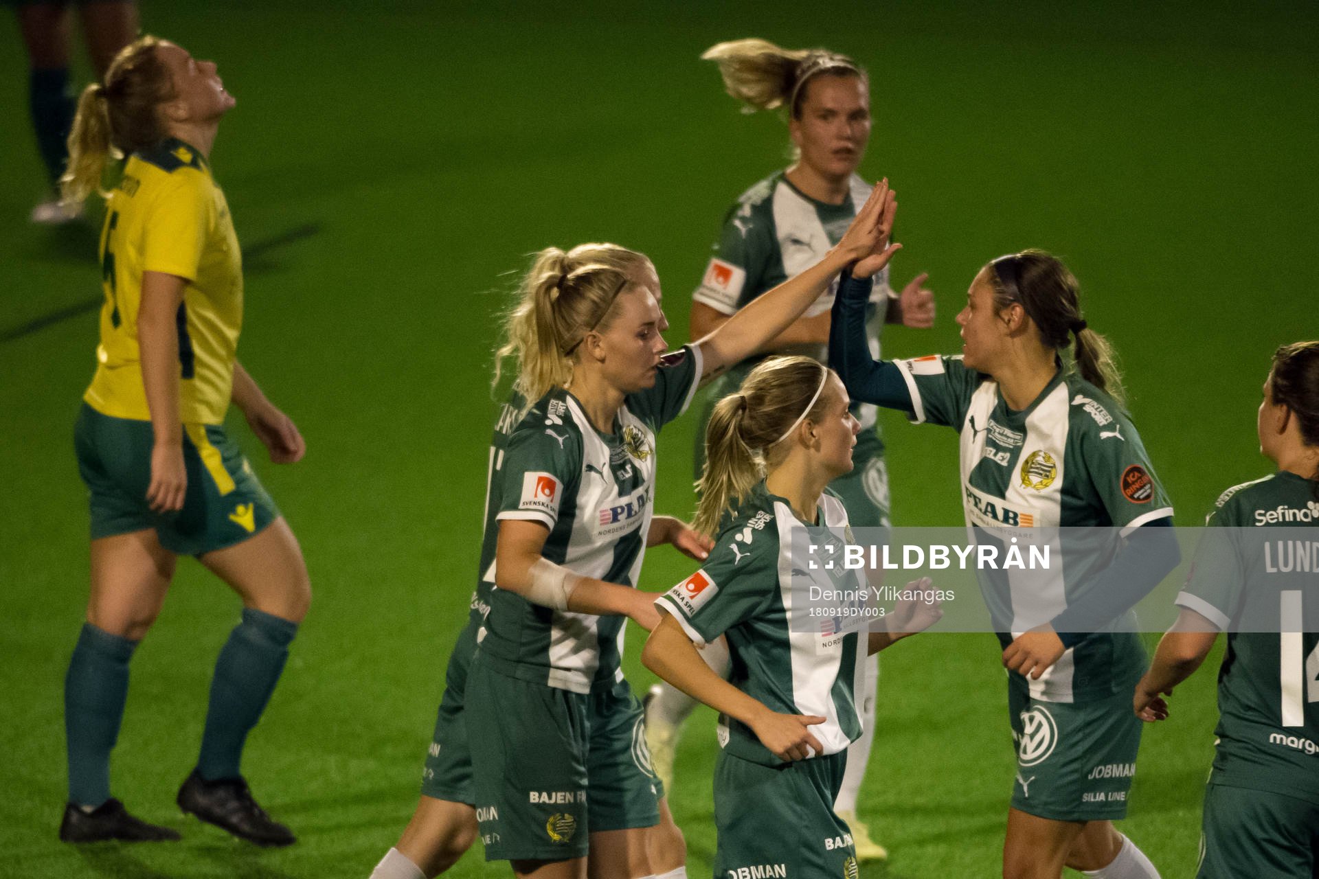 Hammarbys Emma Jansson jublar med lagkamrater