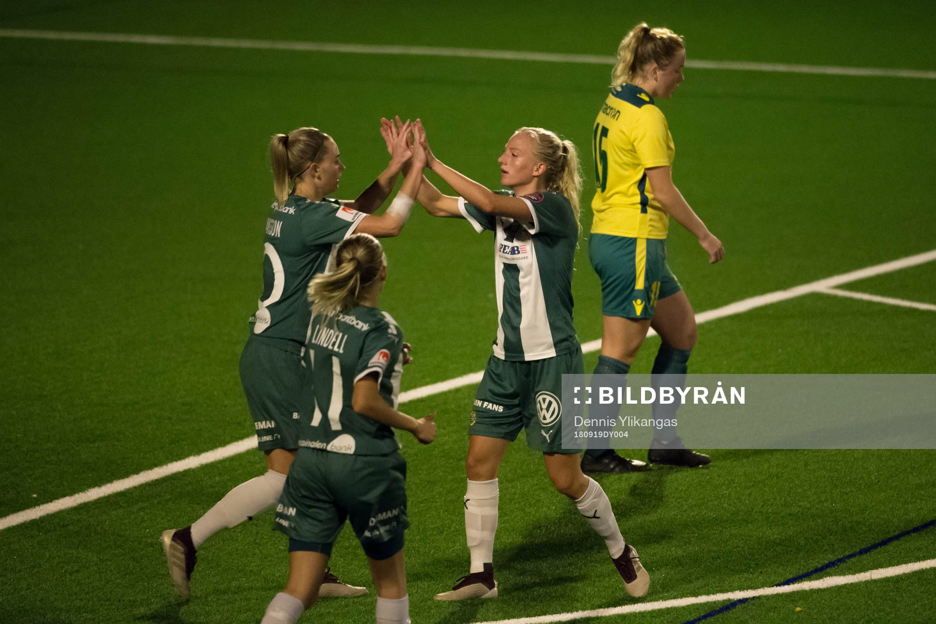 Hammarbys Emma Jansson jublar med lagkamrater