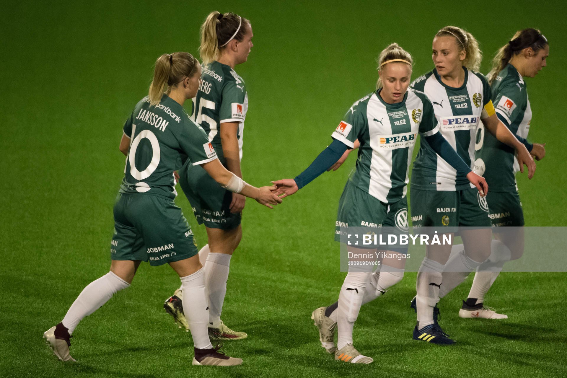 Hammarbys Emma Jansson jublar med lagkamrater efter sitt 2-0 mål under fotbollsmatchen i Svenska Cupen mellan Bollstanäs och Hammarby den 19 september 2018 i Stockholm.