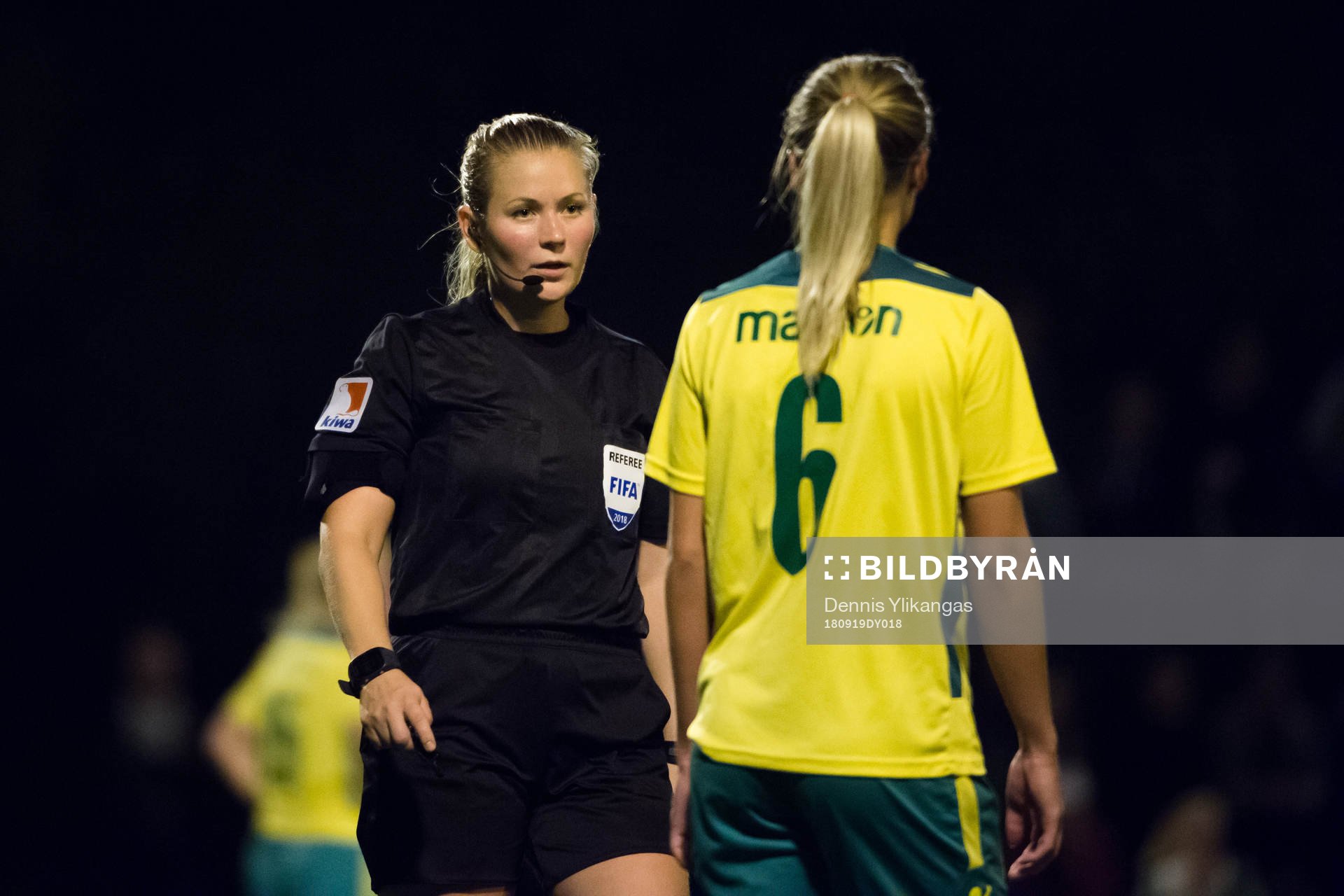 Domare Lauren Rapp pratar med Bollstanäs Emma Lillbäck