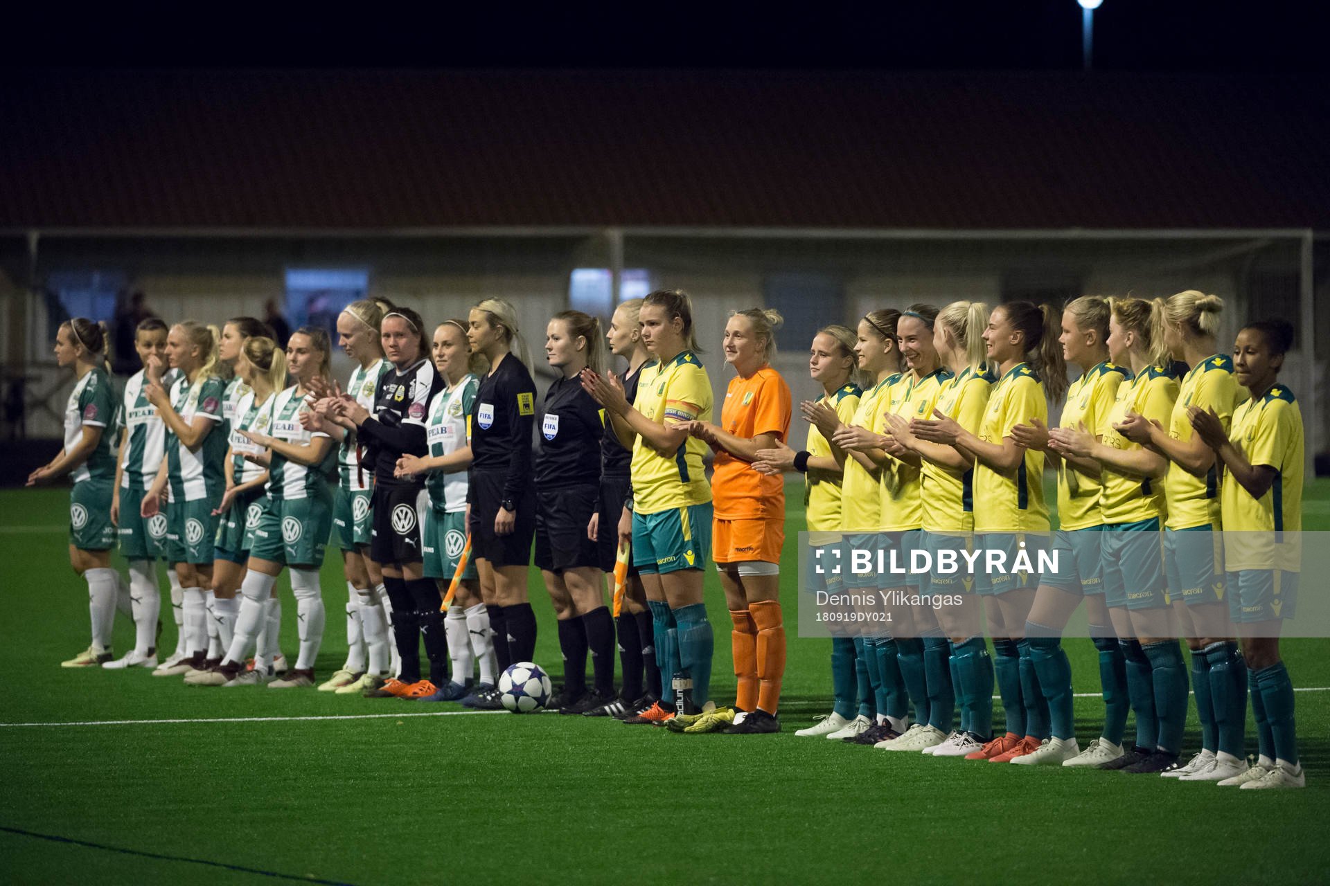 Båda laguppställningarna och domare innan fotbollsmatchen