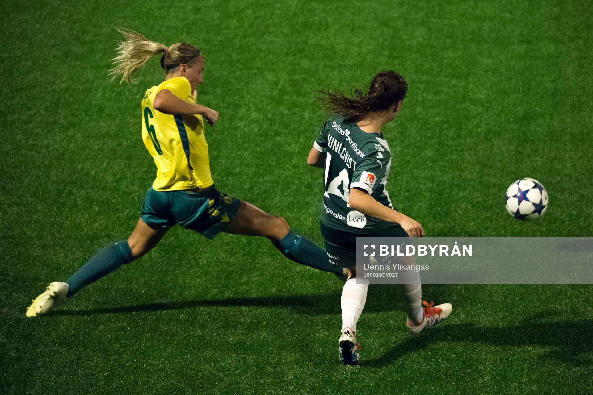 Bollstanäs Emma Lillbäck Hammarbys Hanna Lundqvist under fotbollsmatchen i Svenska Cupen mellan Bollstanäs och Hammarby den 19 september 2018 i Stockholm.