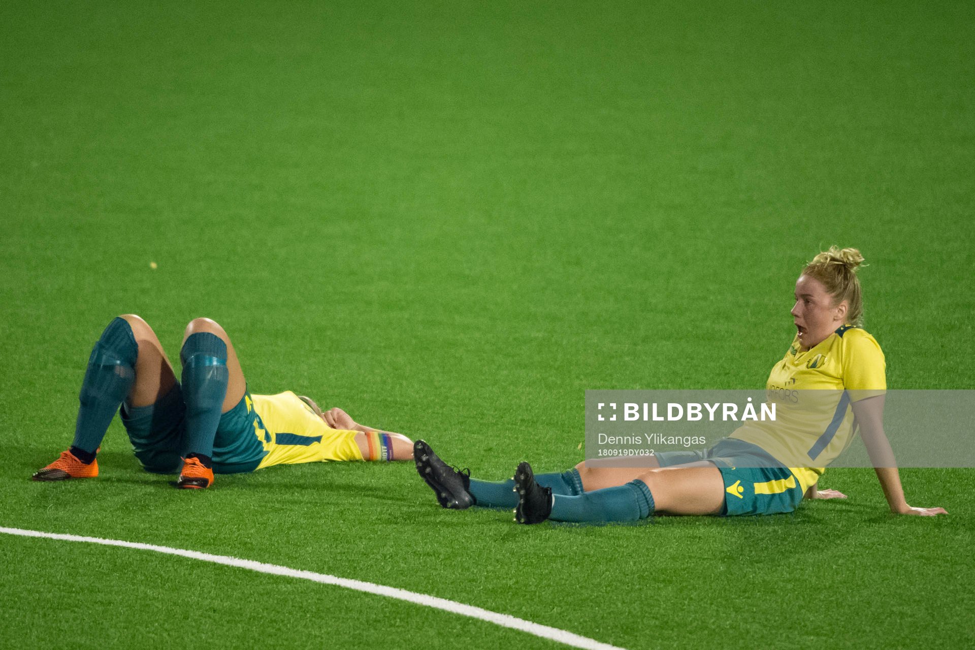 Bollstanäs Sabina Lundström och Josefin Jarstad deppar