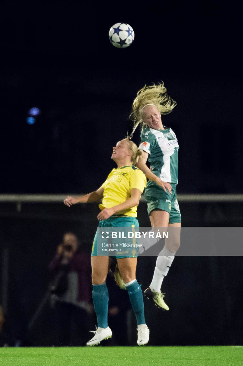 Bollstanäs Emma Lillbäck och Hammarbys Astrid Larsson under fotbollsmatchen i Svenska Cupen mellan Bollstanäs och Hammarby den 19 september 2018 i Stockholm.