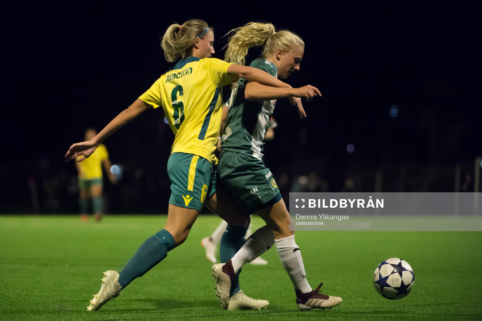 Bollstanäs Emma Lillbäck och Hammarbys Astrid Larsson under fotbollsmatchen i Svenska Cupen mellan Bollstanäs och Hammarby den 19 september 2018 i Stockholm.