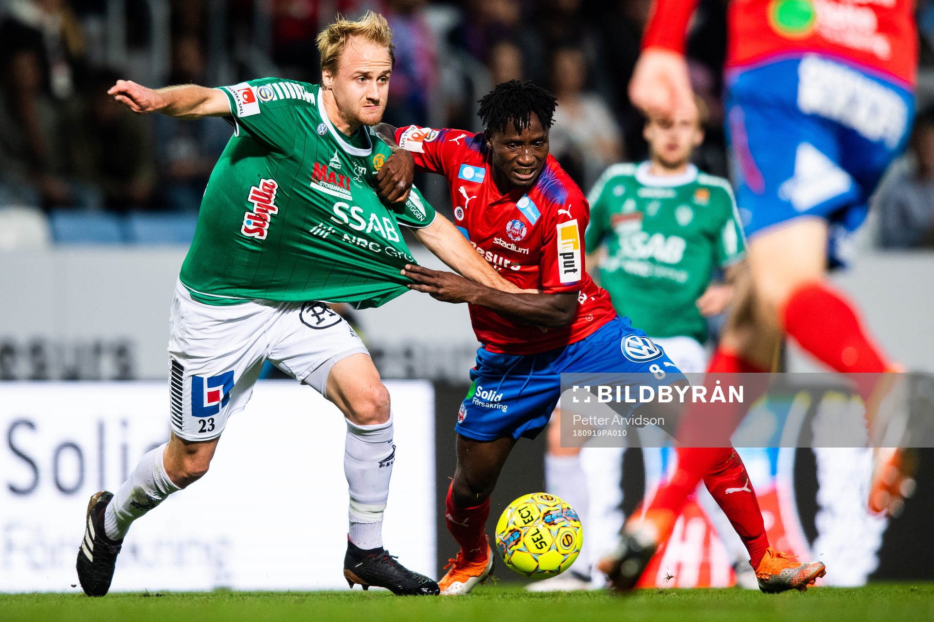 Brages Oscar Lundin och Helsingborgs Rasmus Rosenqvist under fotbollsmatchen i Superettan mellan Helsingborg och Brage den 19 september 2018 i Helsingborg.
