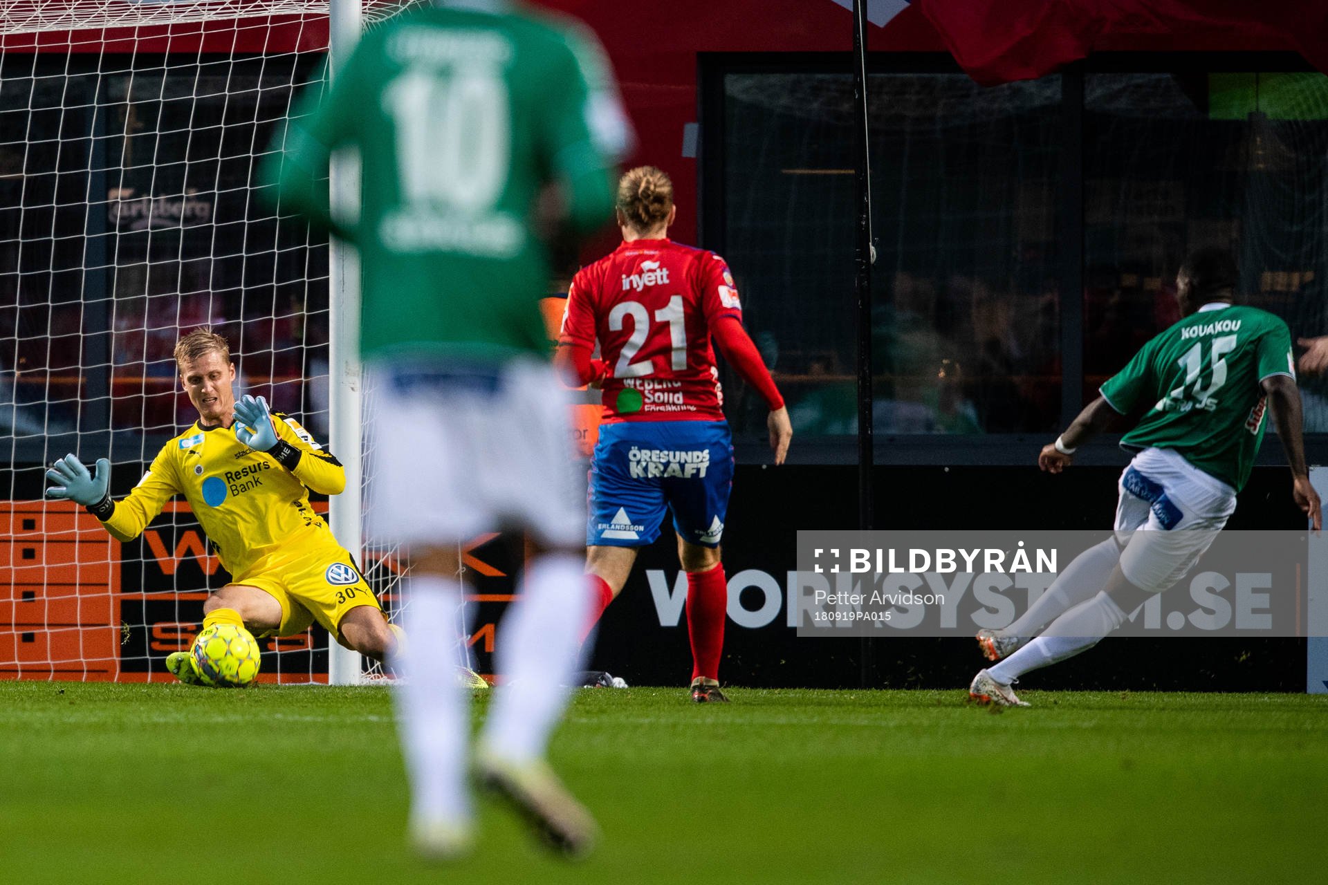 Helsingborgs målvakt Pär Hansson räddar skott från