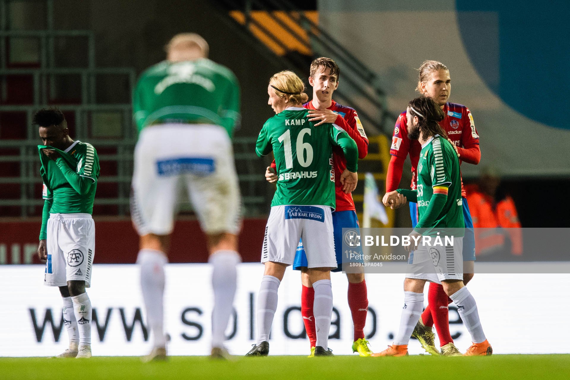 Helsingborgs Adam Eriksson tackar Brages Andre Kamp