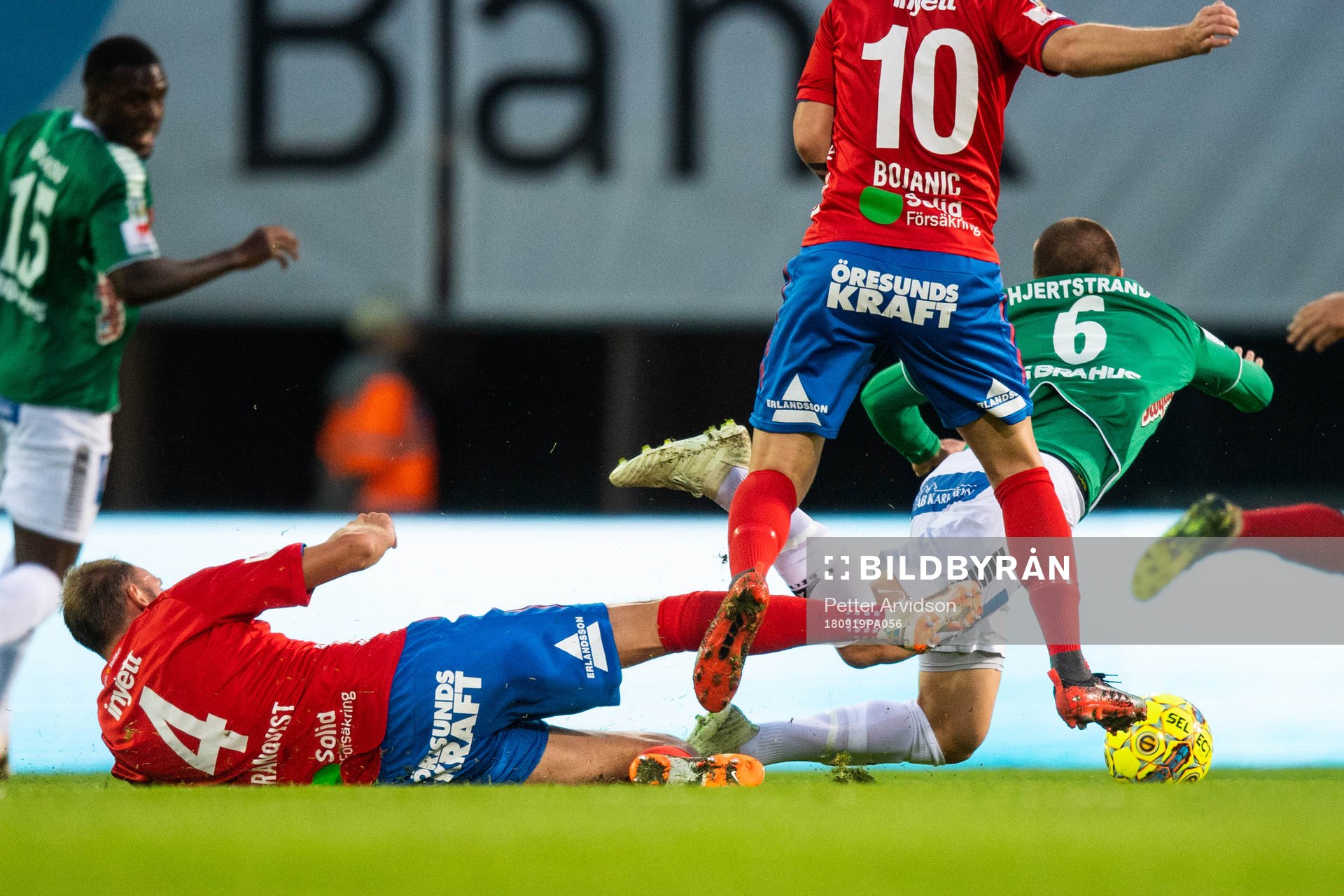 Helsingborgs Andreas Granqvist glidtacklar Brages Benjamin
