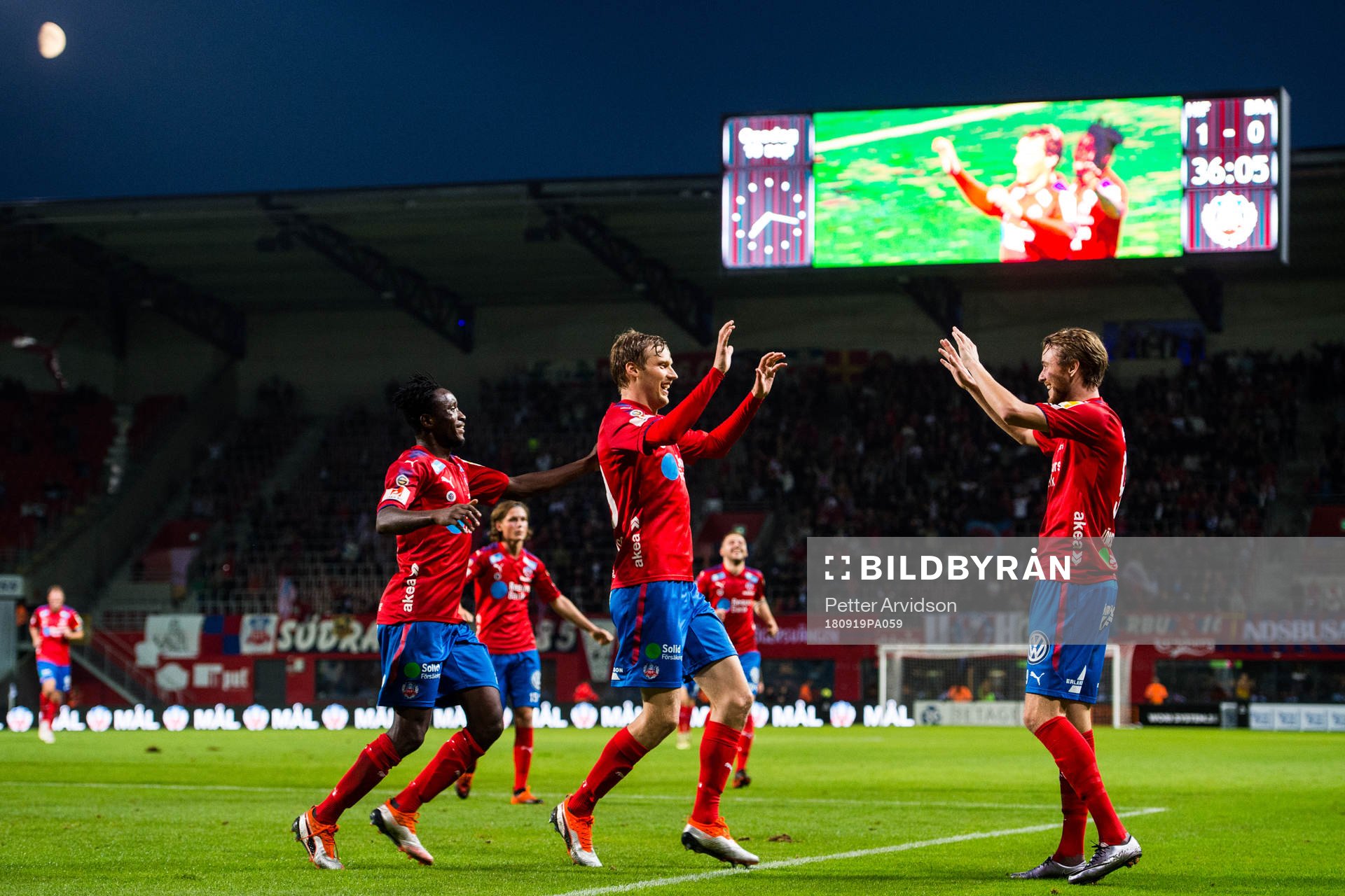 Helsingborgs Andri Runar  Bjarnason jublar med Rasmus