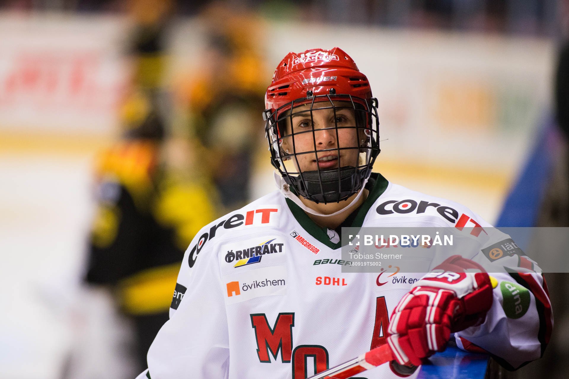 Modos Kaitlyn Tougas innan ishockeymatchen i SDHL mellan