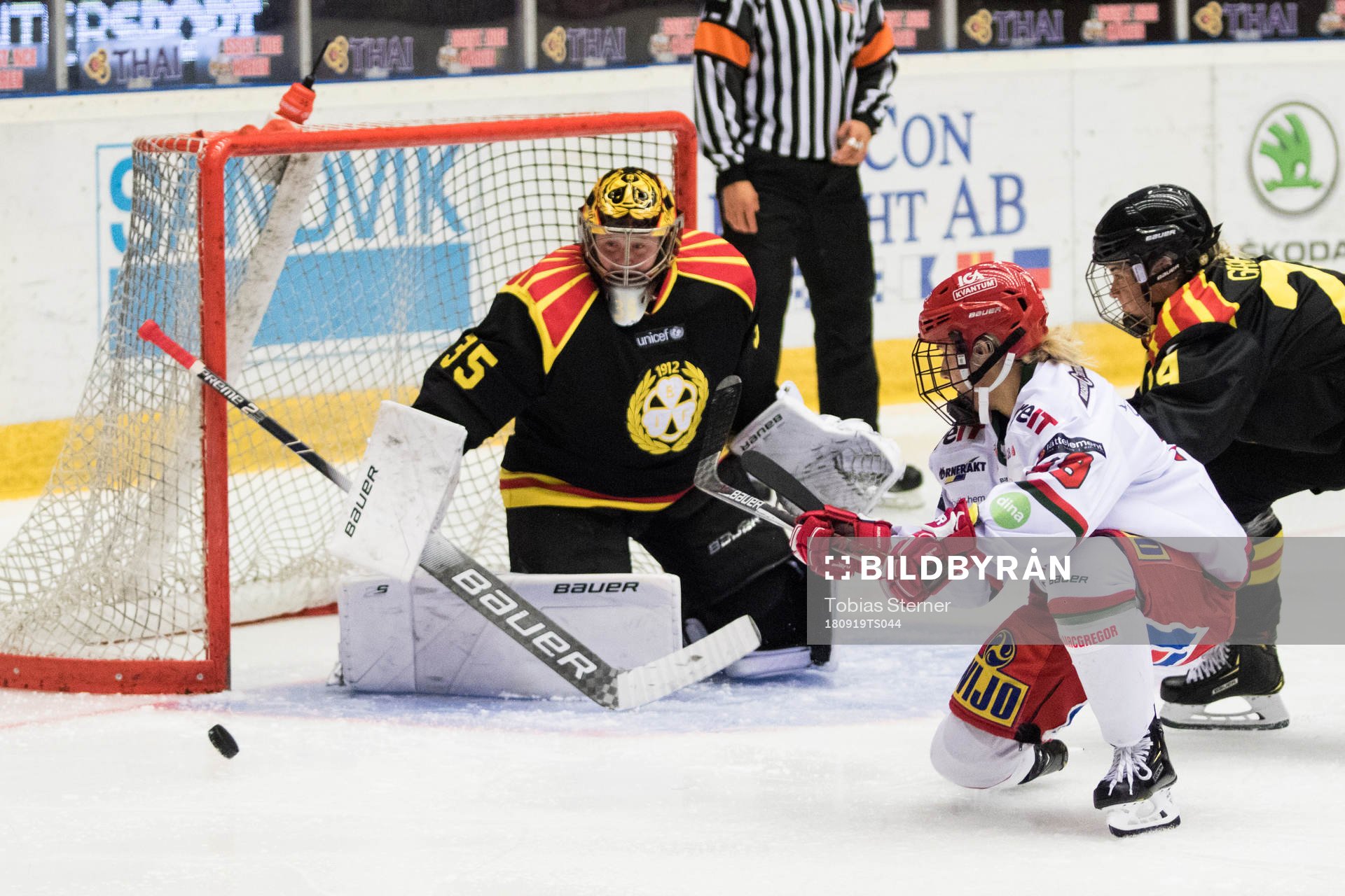 Modos Ellen Lövgren och Brynäs målvakt Ellen Jonsson