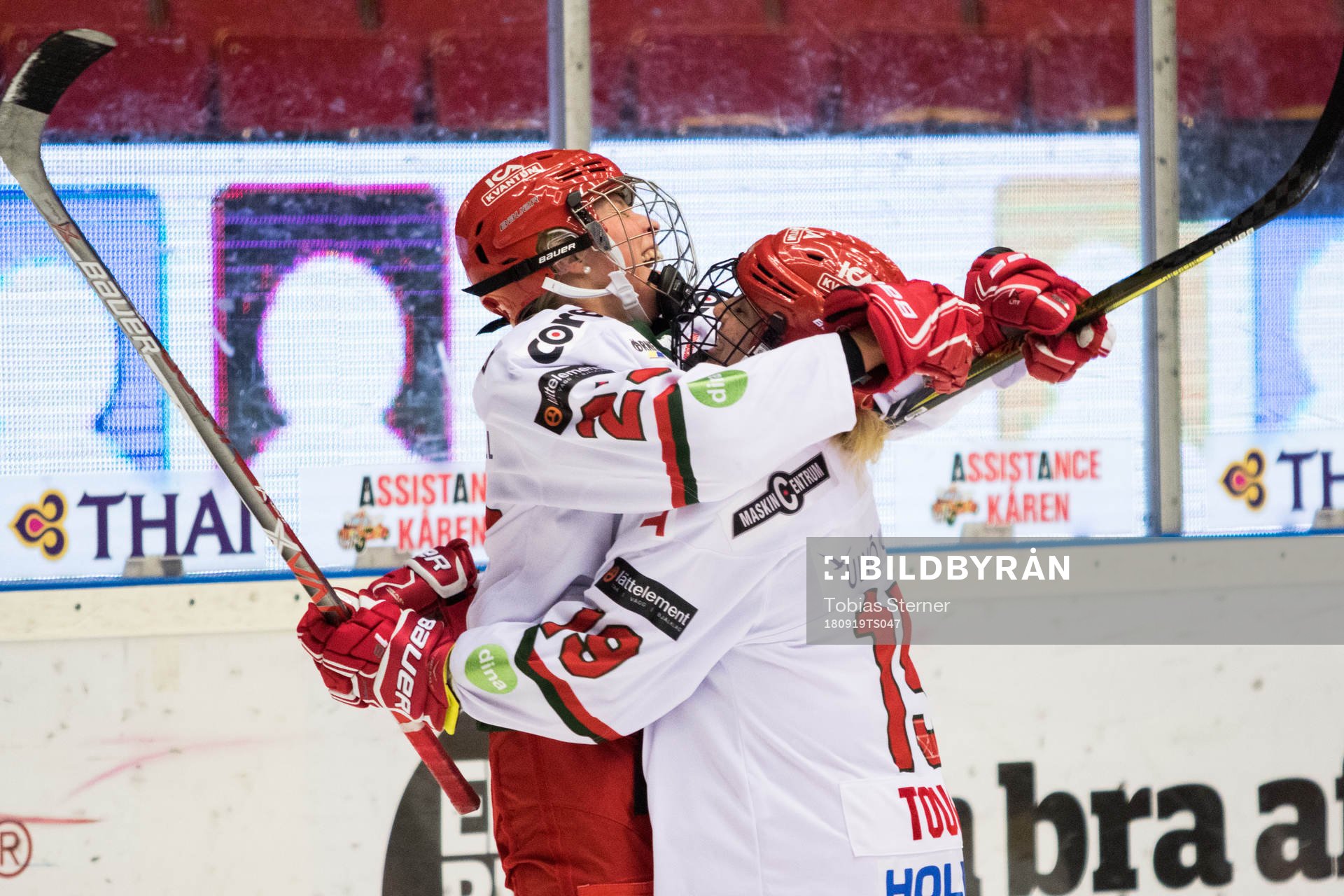 Modos Olivia Carlsson jublar med Kaitlyn Tougas