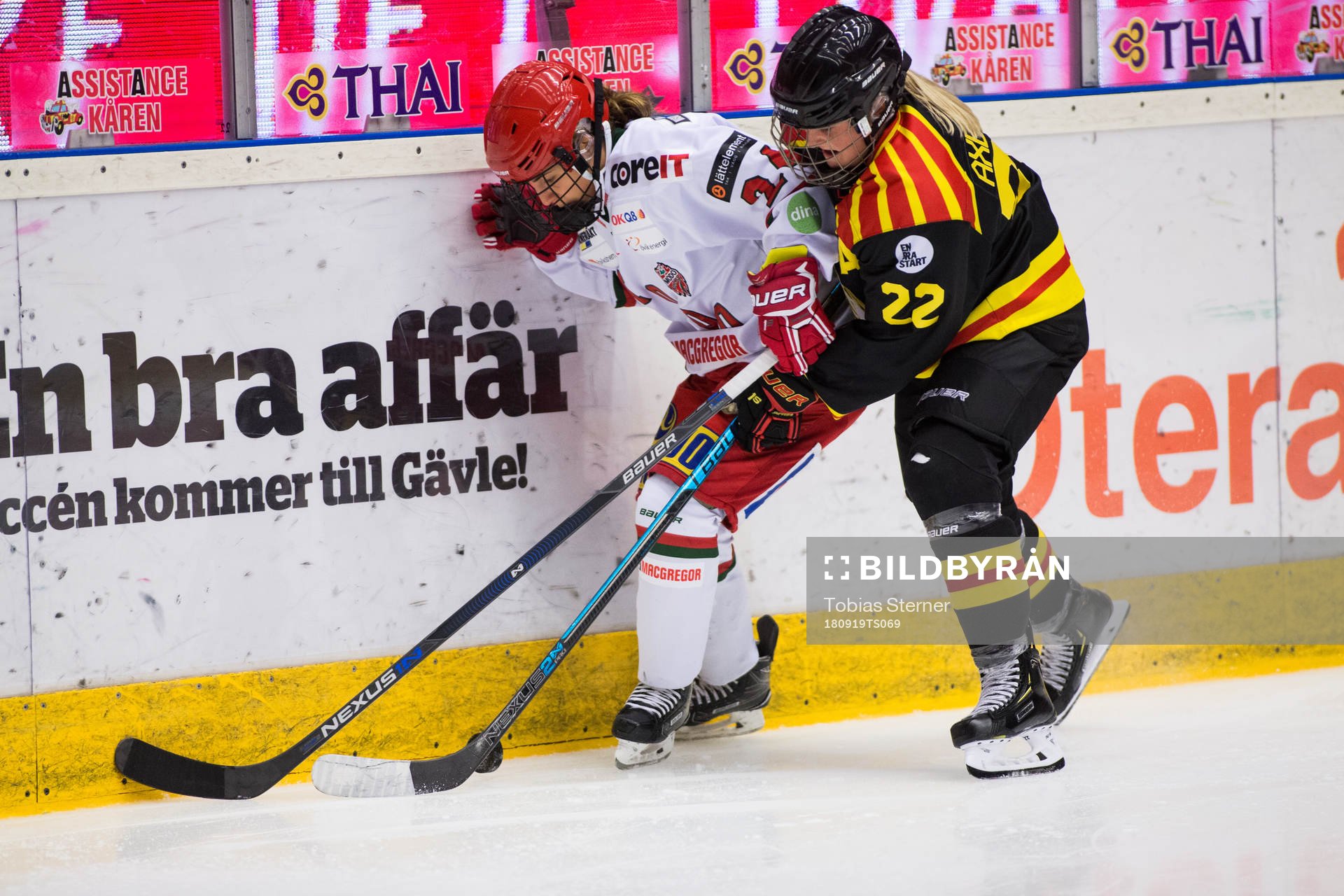 Närkamp vid sargen mellan Modos Michela Cava och Brynäs