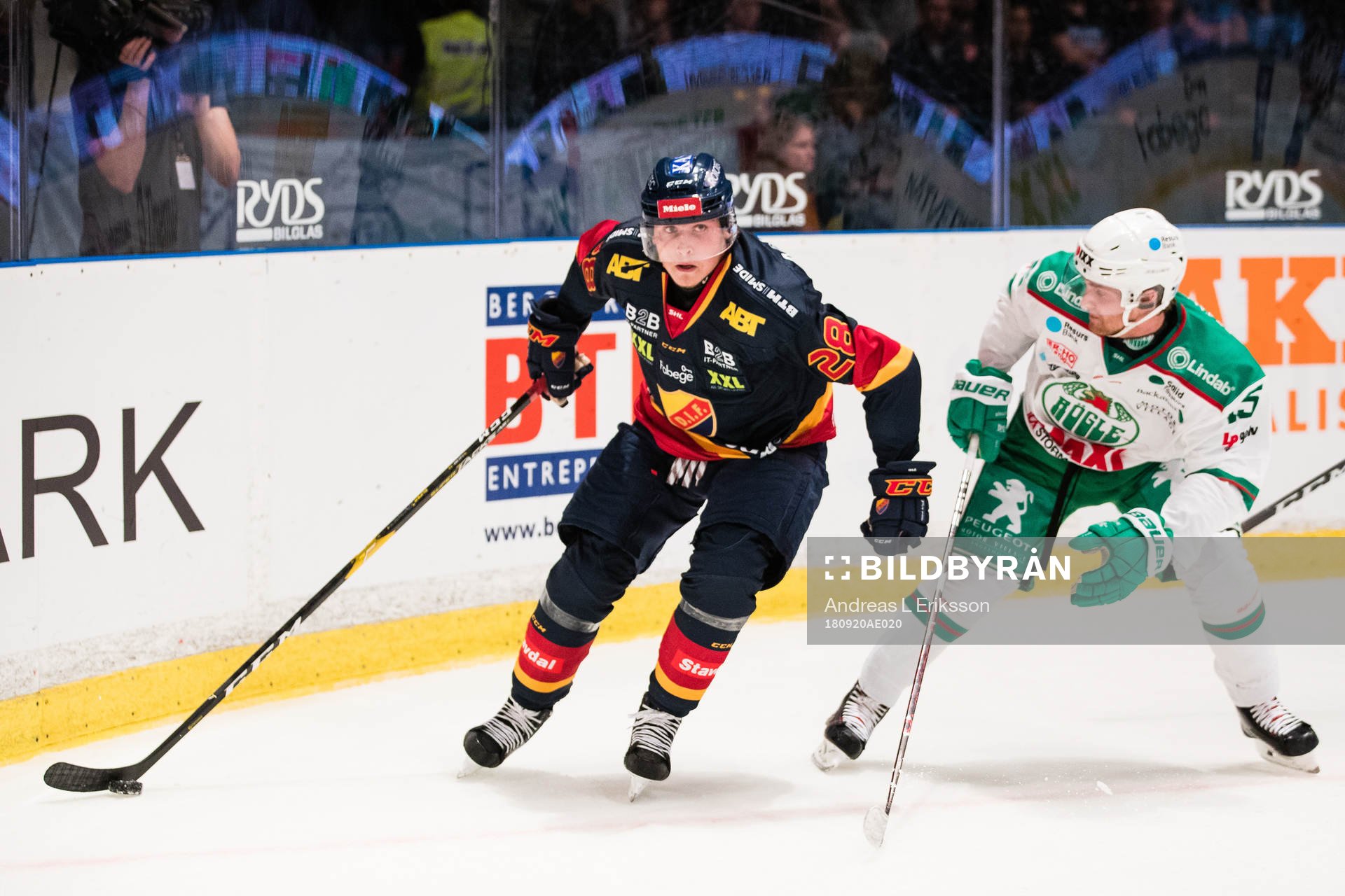 Djurgårdens William Wiå i kamp om pucken med Rögles