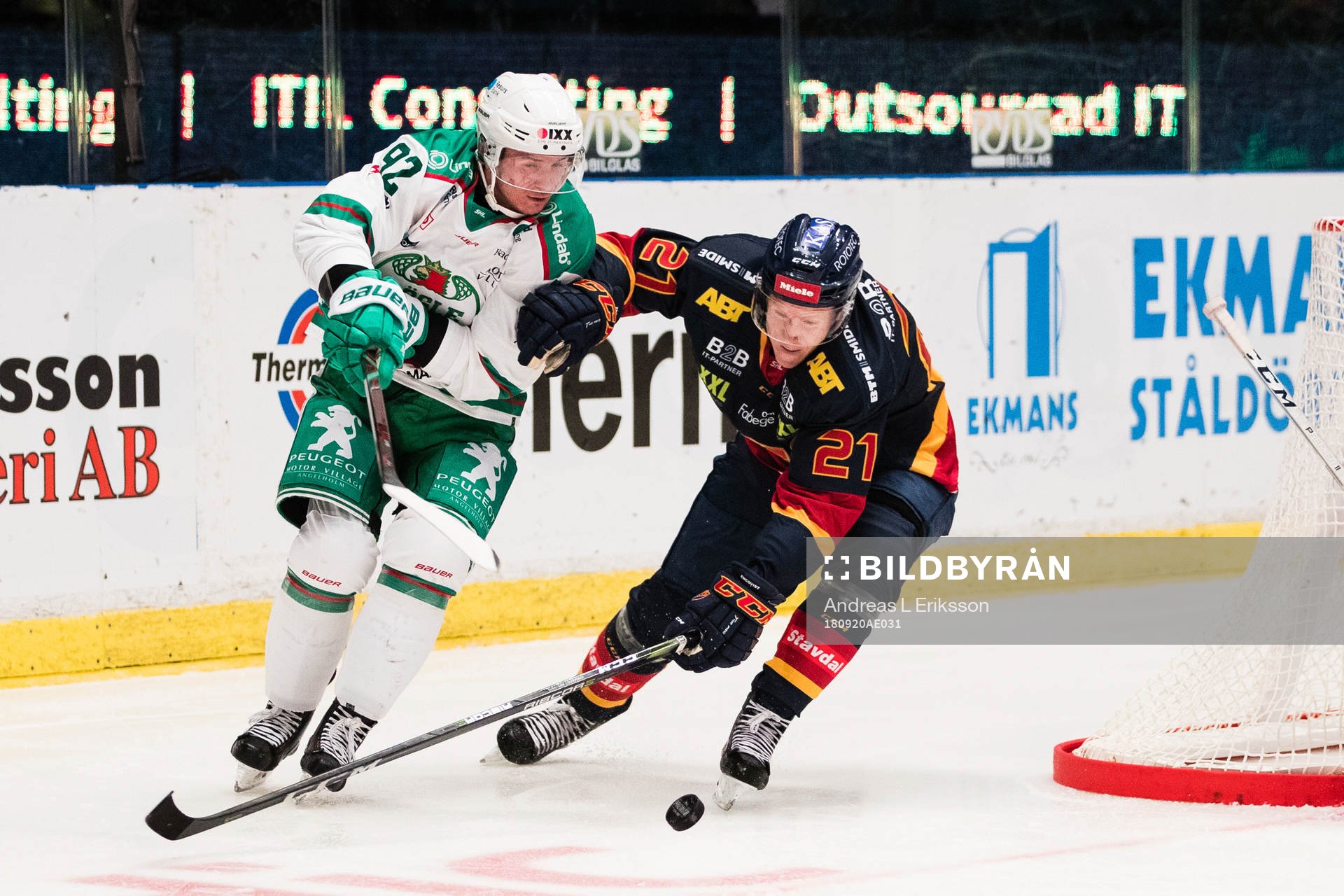 Rögles Thomas Christian i kamp om pucken med Djurgårdens