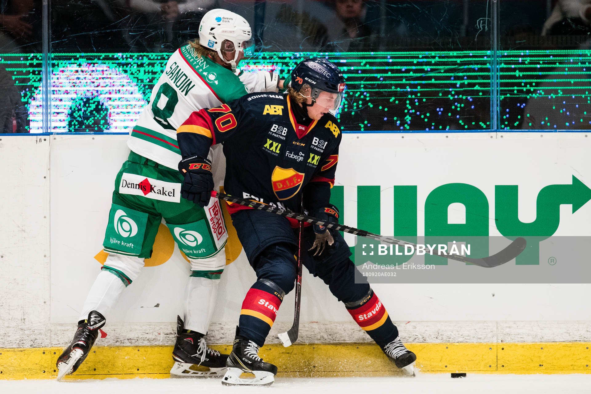 Rögles Linus Sandin i kamp om pucken med Djurgårdens
