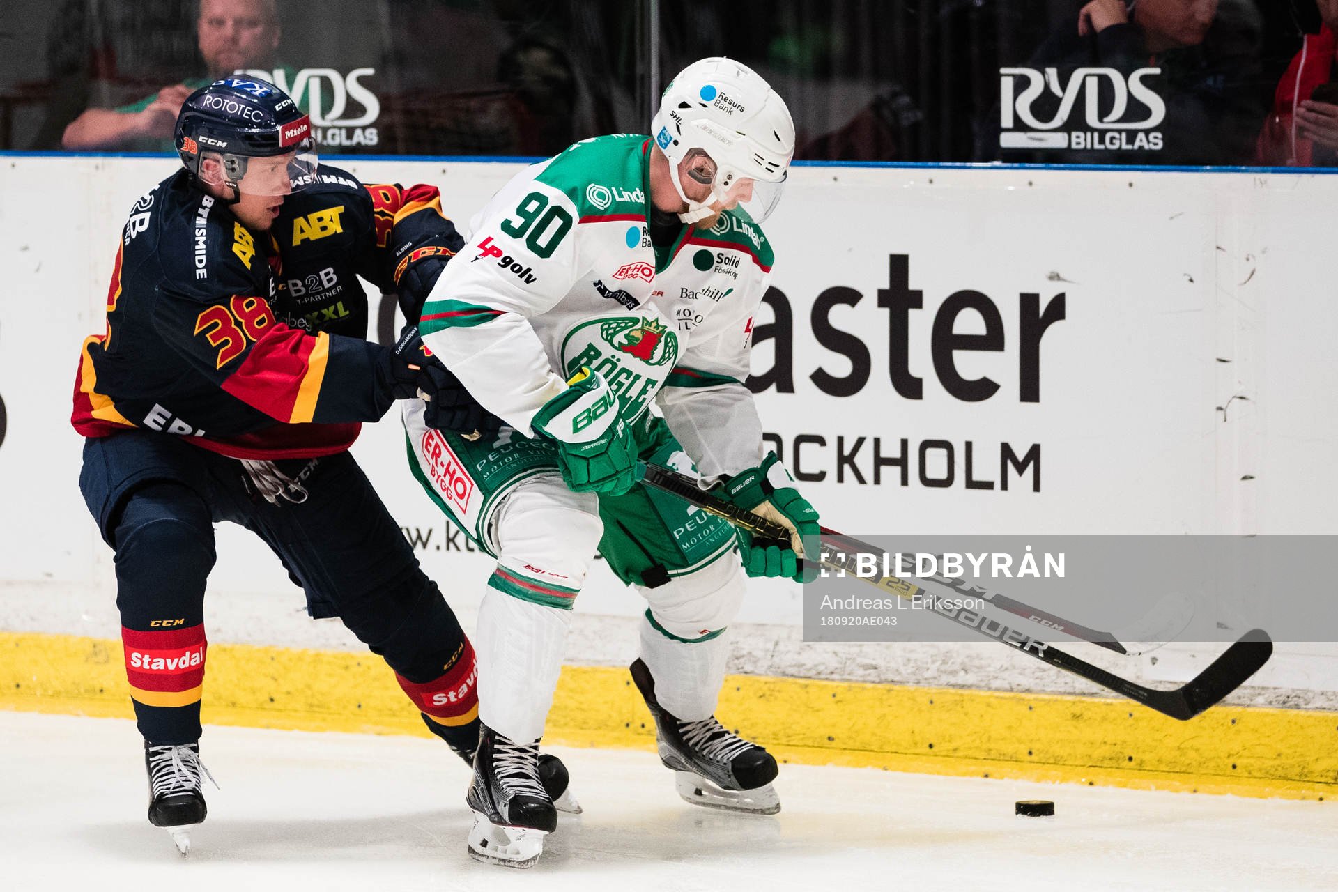 Djurgårdens Olle Alsing i kamp om pucken med Rögles Ted