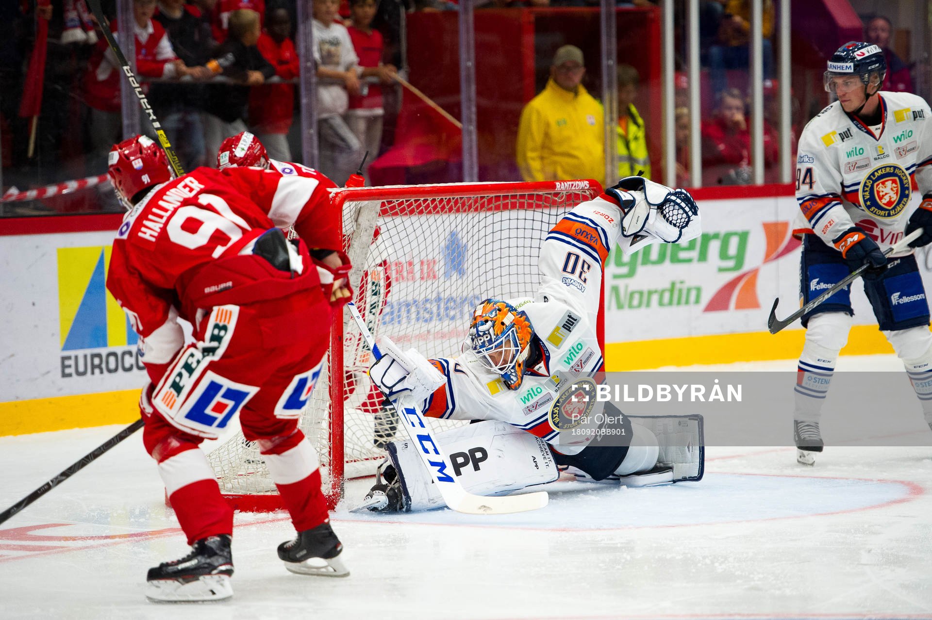 Timrås Filip Hållander gör 2-0 bakom Växjös målvakt