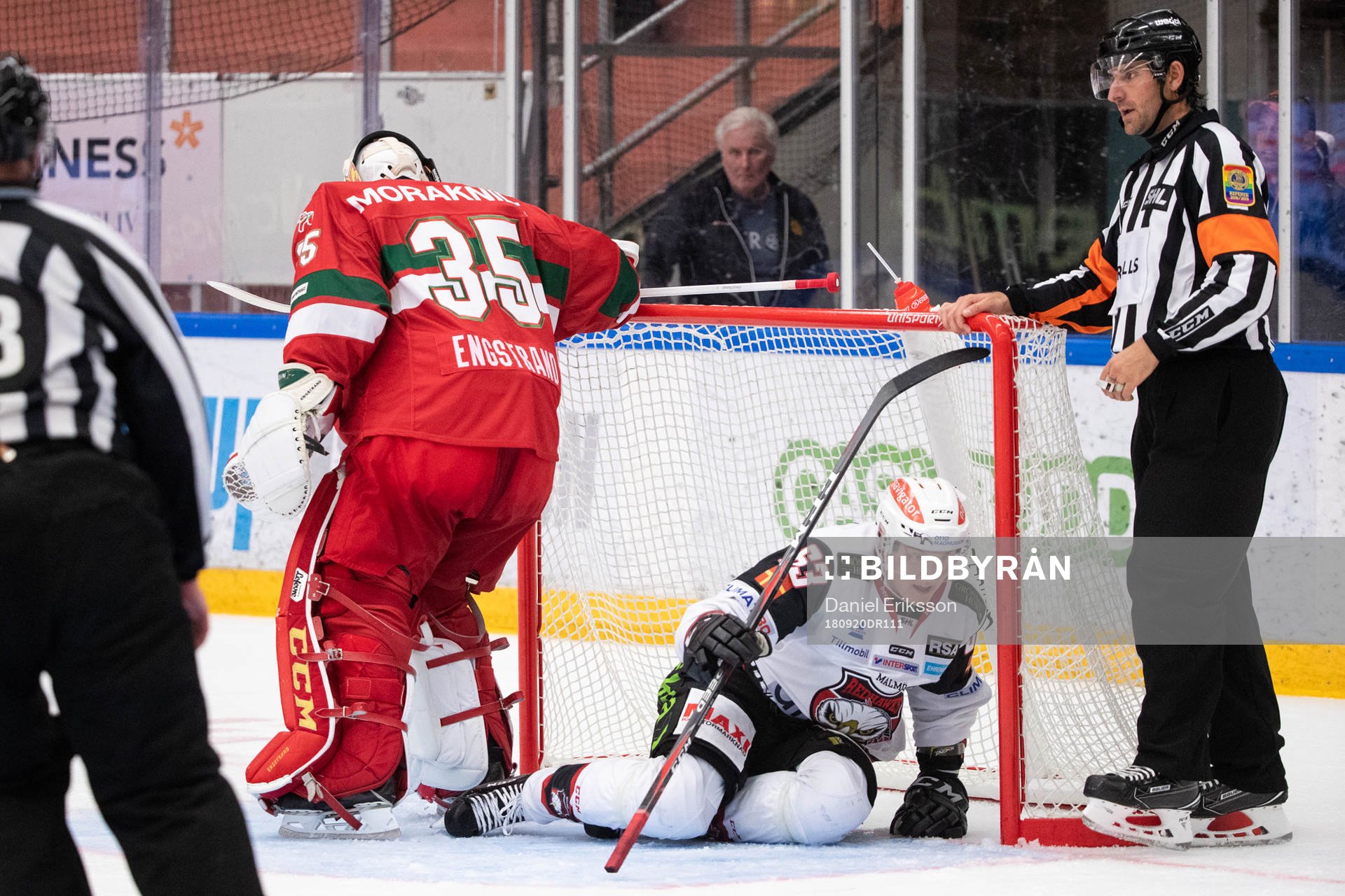 Malmö Redhawks Fredrik Händemark åker in i målet bakom