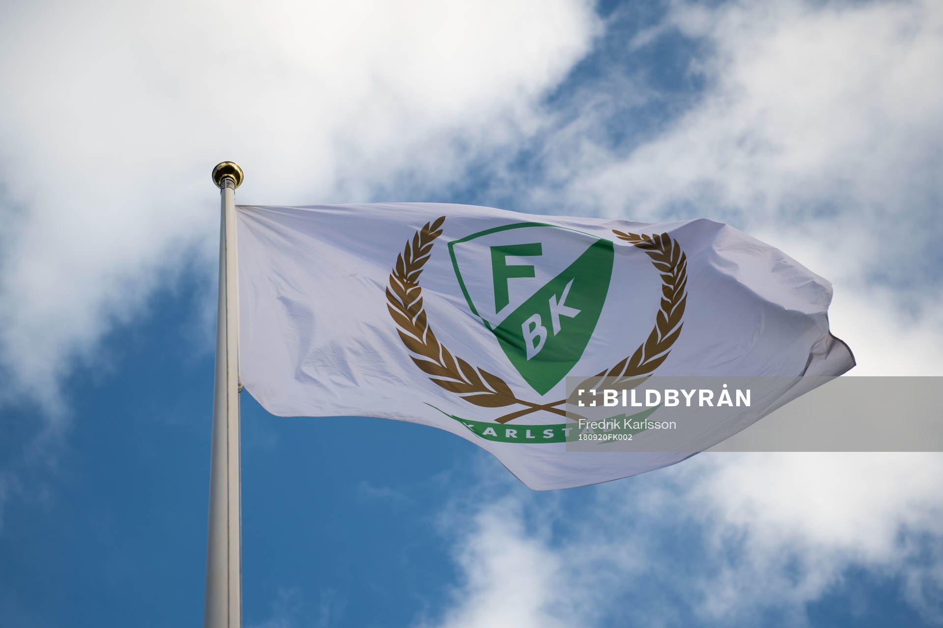 En flagga med Färjestads klubbmärke på