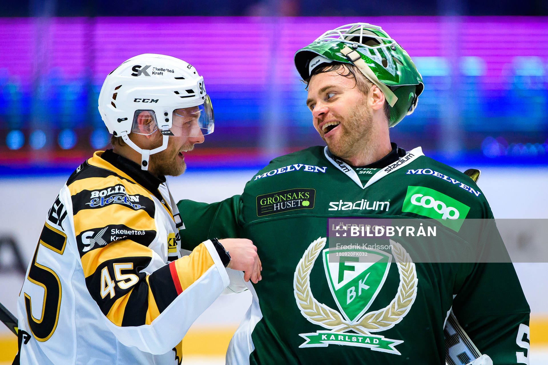 Skellefteås Oscar Möller och Färjestads målvakt Markus