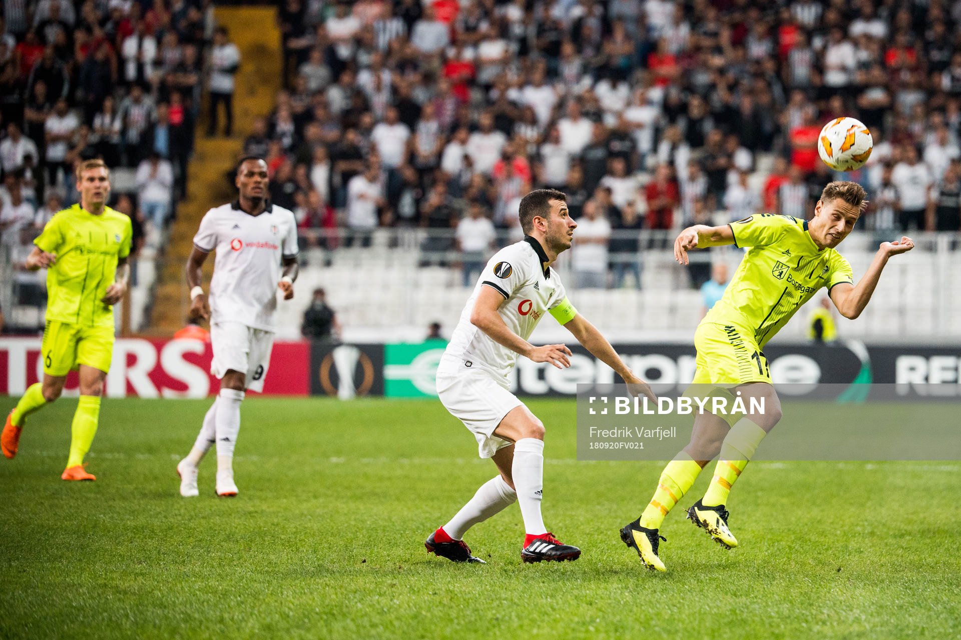 Oğuzhan Özyakup of Besiktas and Kristoffer Zachariassen