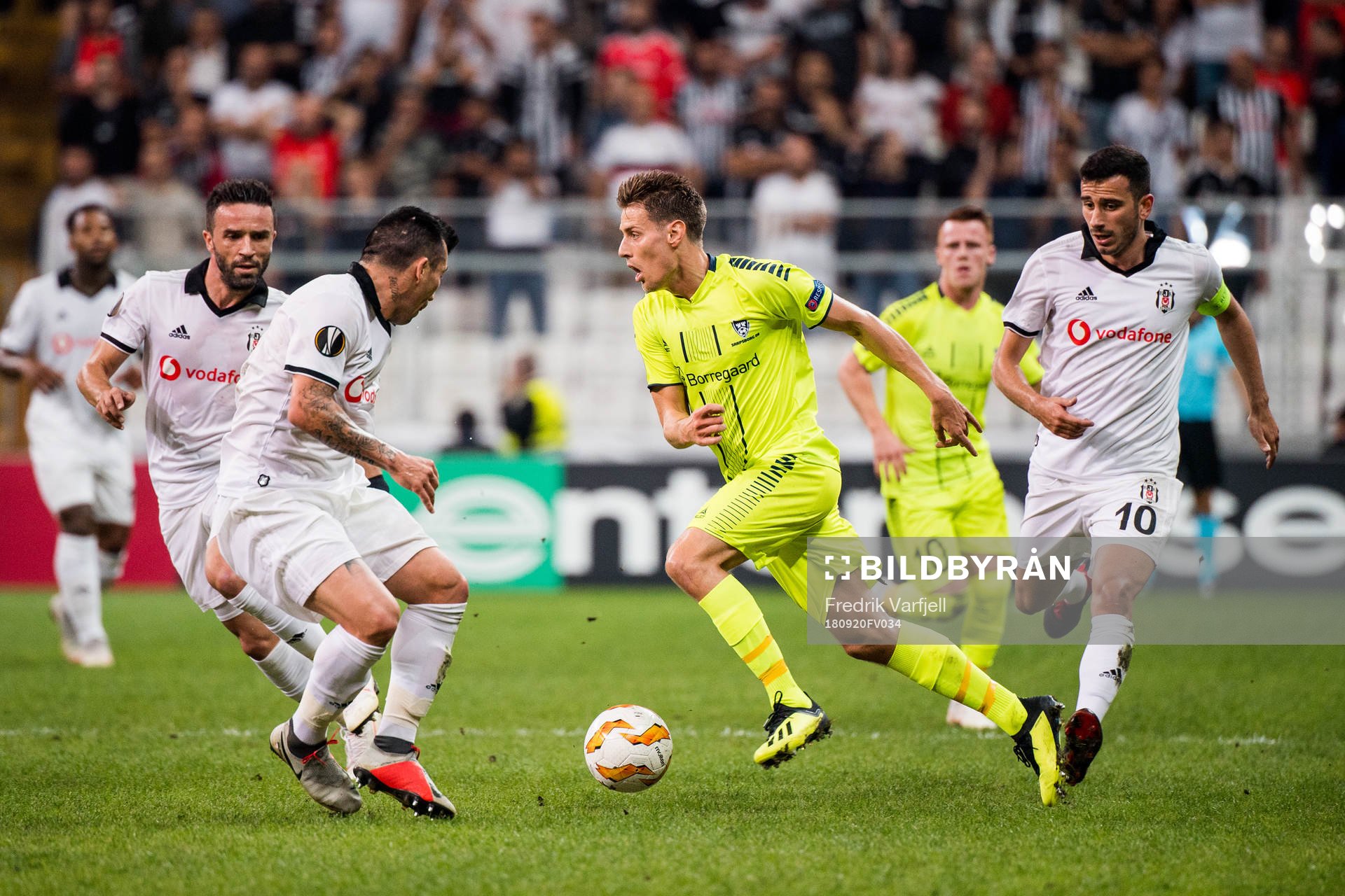 Gary Alexis Medel Soto of Besiktas and Kristoffer