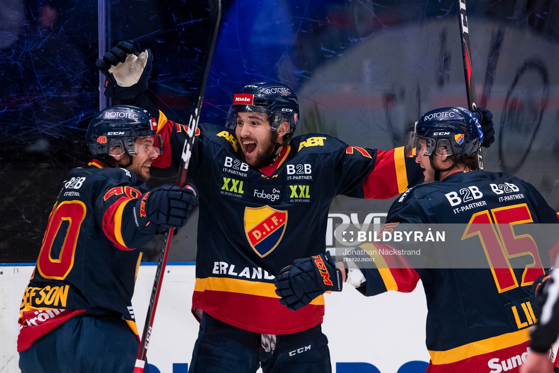 Djurgårdens Emil Bemström jublar med Jacob Josefson (v)