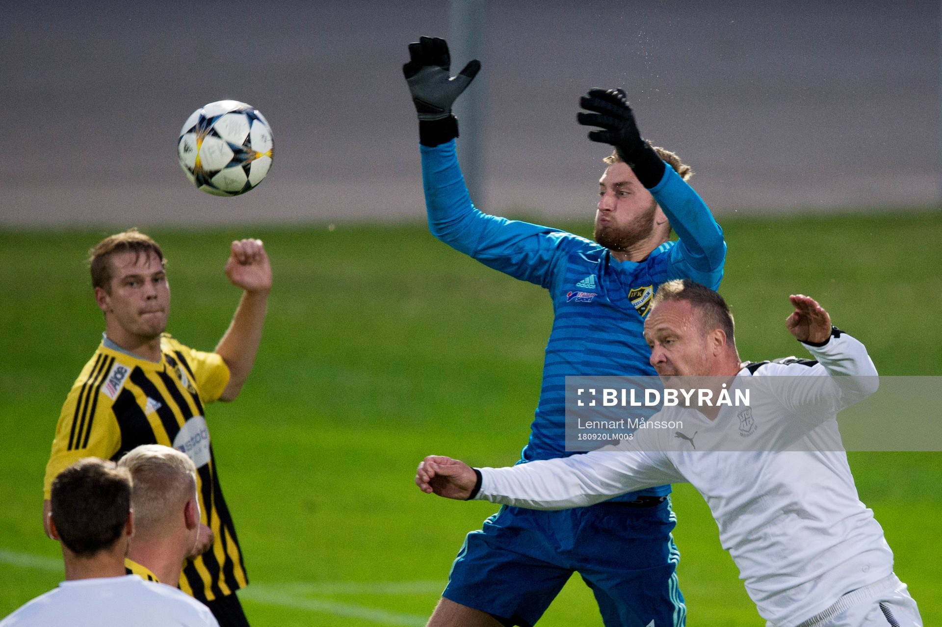 IFK Hässleholms målvakt Alexander Nilsson framför