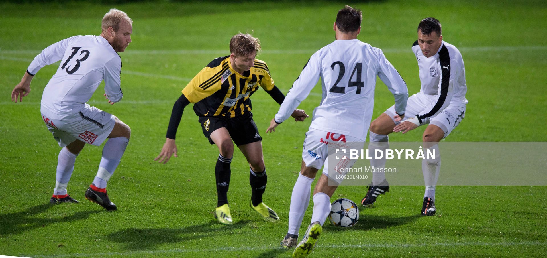 IFK Hässleholms unge Lucas Johnsson (född 2001) mot tre motståndare i matchen i division 2 mellan IFK Hässleholm och Sölvesborg i Hässleholm 20 september 2018.