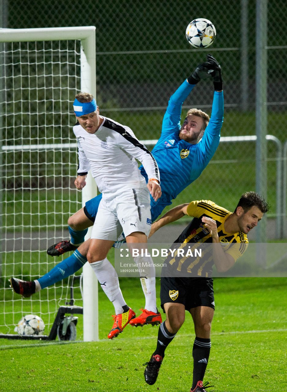 IFK Hässleholms målvakt Alexander Nilsson tacklas av