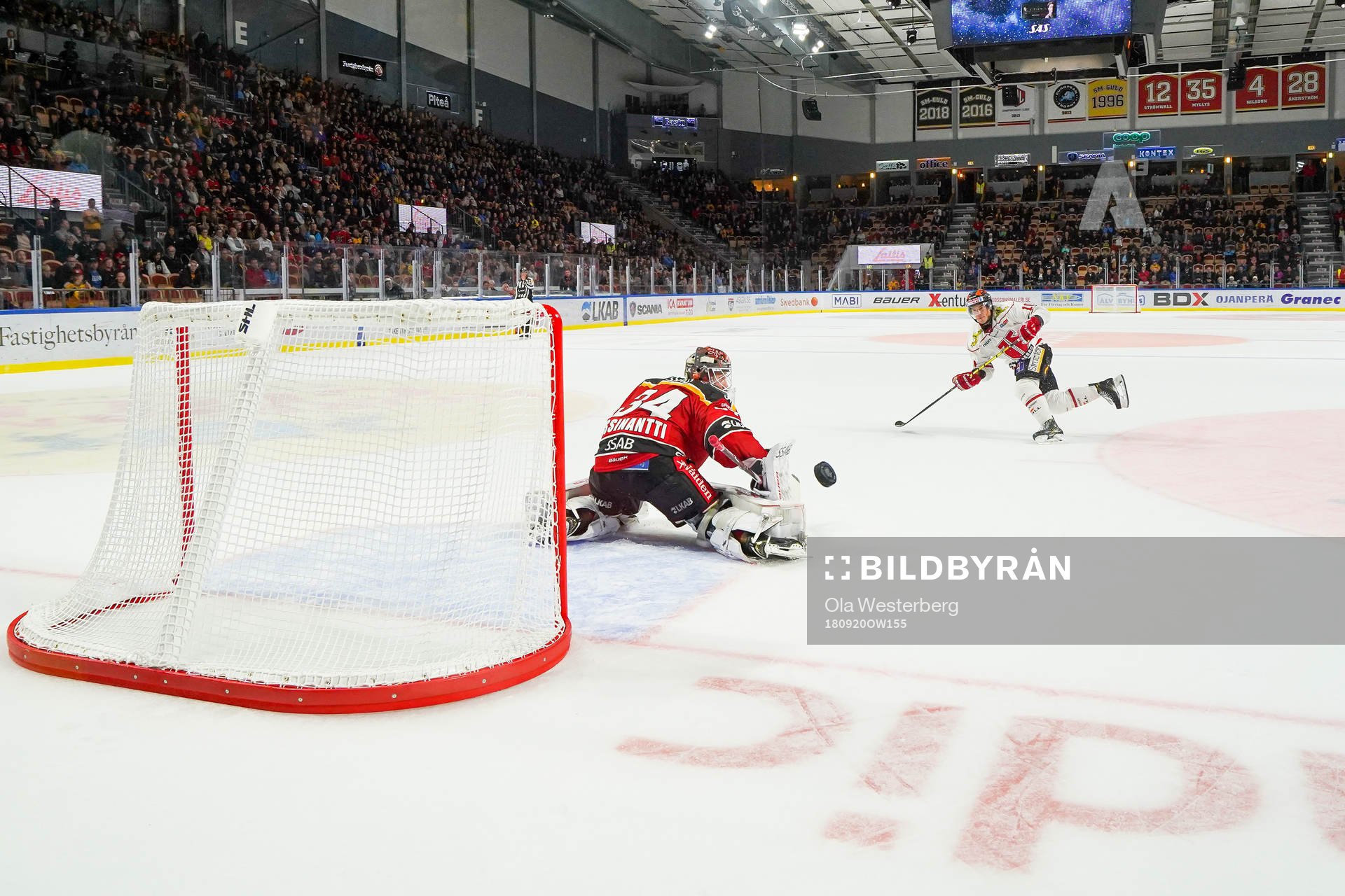 Luleås målvakt Joel Lassinatti räddar en straff från